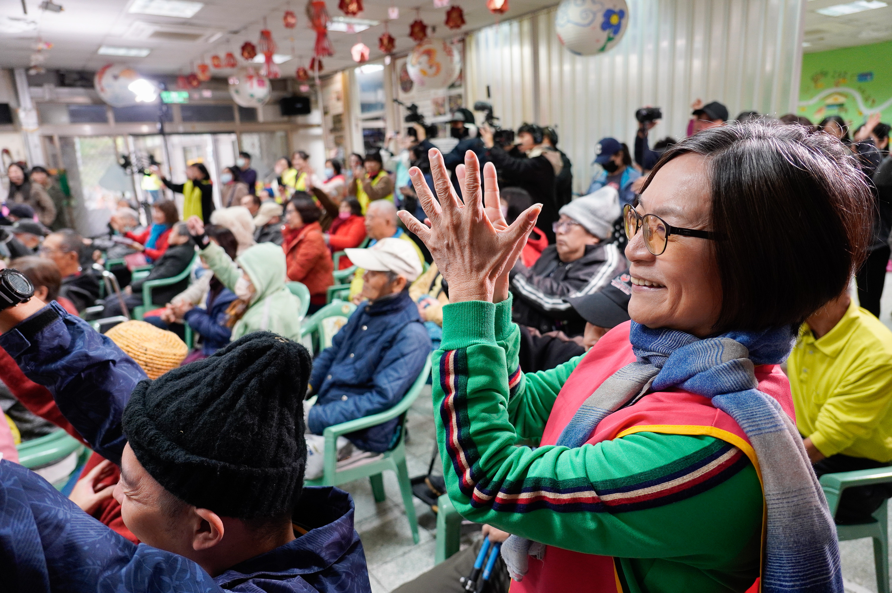 新莊牡丹心社區照顧關懷據點長輩看到熟悉的知名藝人到訪表演 相當的開心