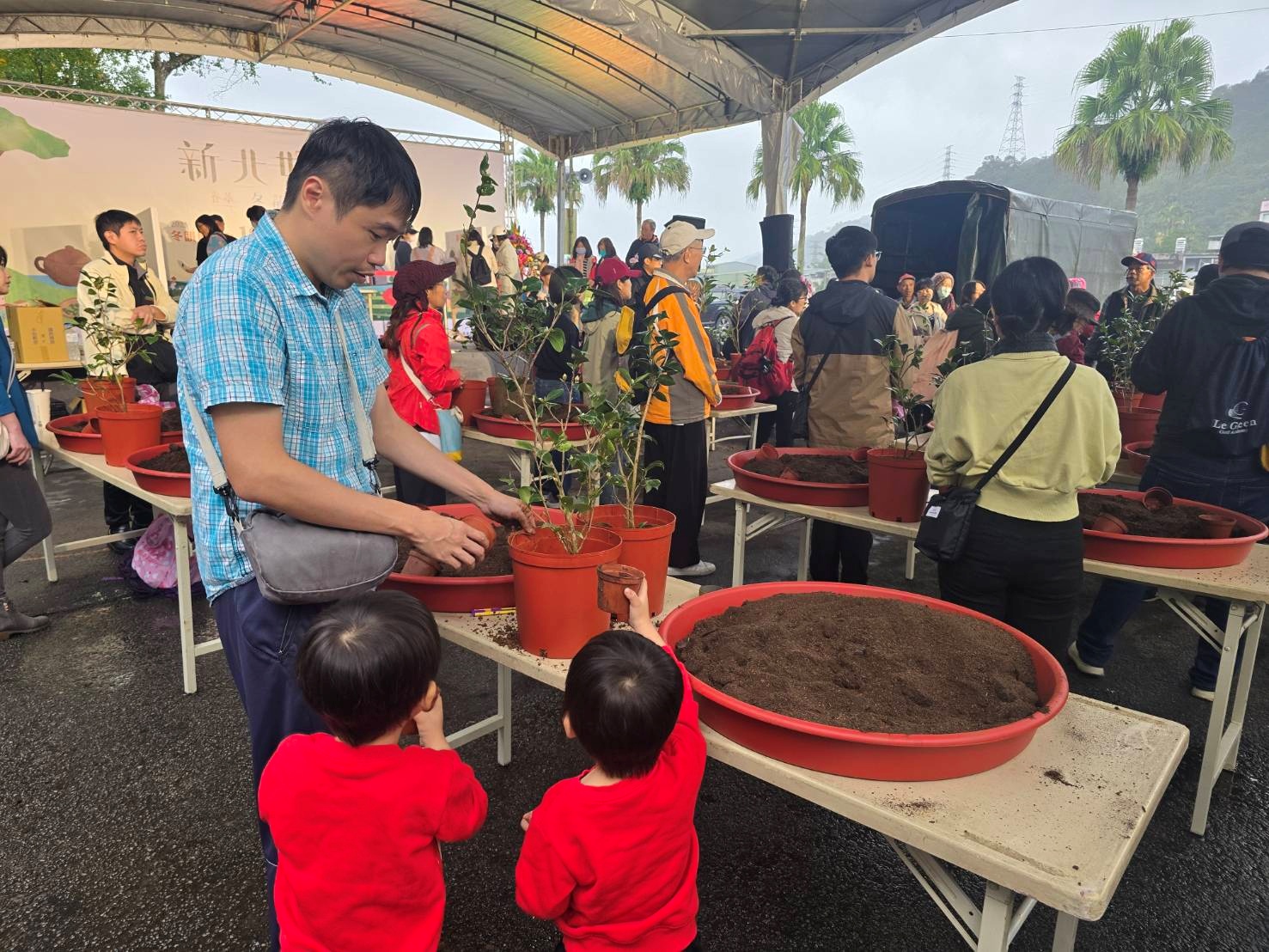 為鼓勵民眾參加植樹，農業局不定期舉辦植樹與抽獎活動，愛環境同時拿好禮