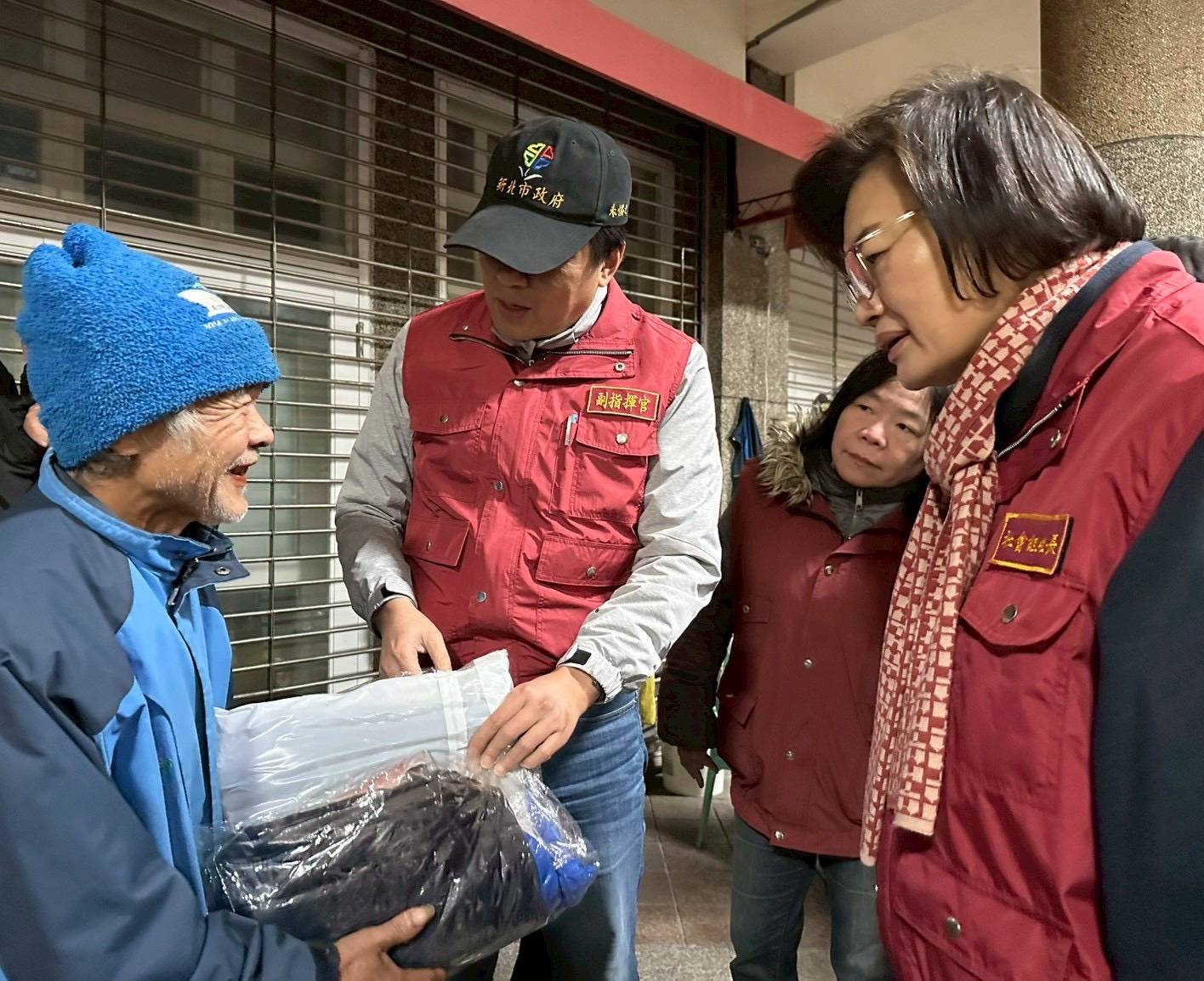  副市長朱惕之和社會局長李美珍(右1)副局長吳淑芳（右2）訪視街友，並致贈禦寒衣物。