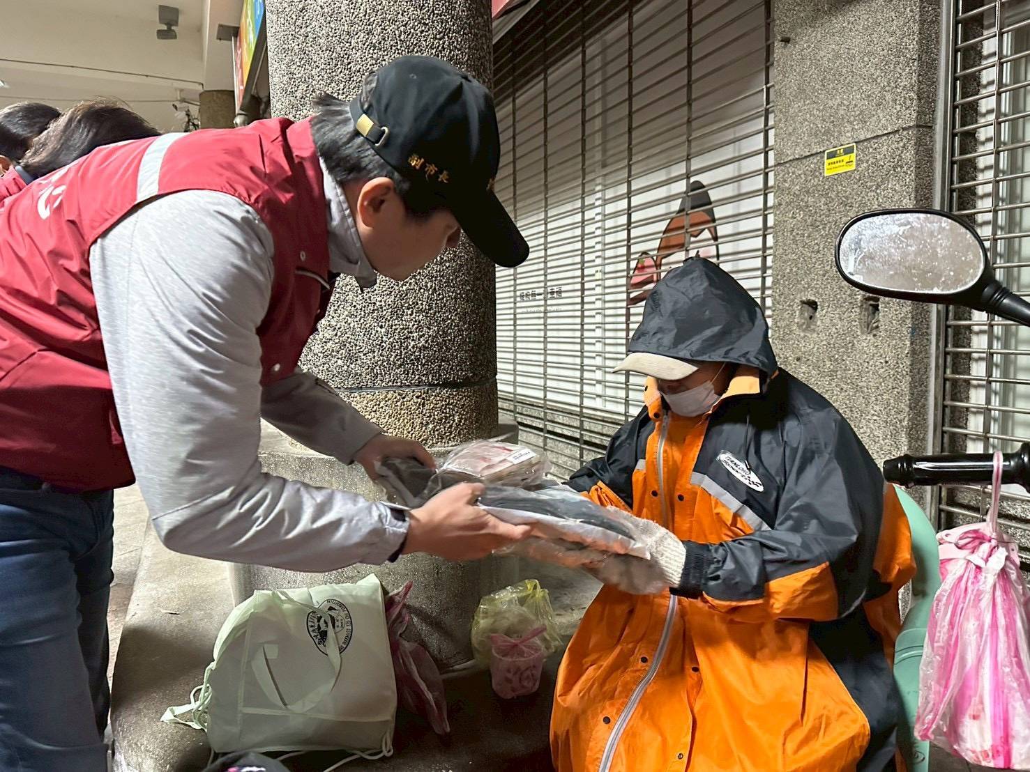 副市長朱惕之率市府團隊訪視街友，並致贈禦寒衣物。