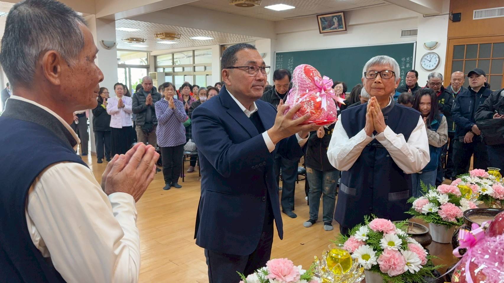 市長侯友宜一早前往樹林區光明寺參拜祈福，恭祝阿彌陀佛聖誕千秋