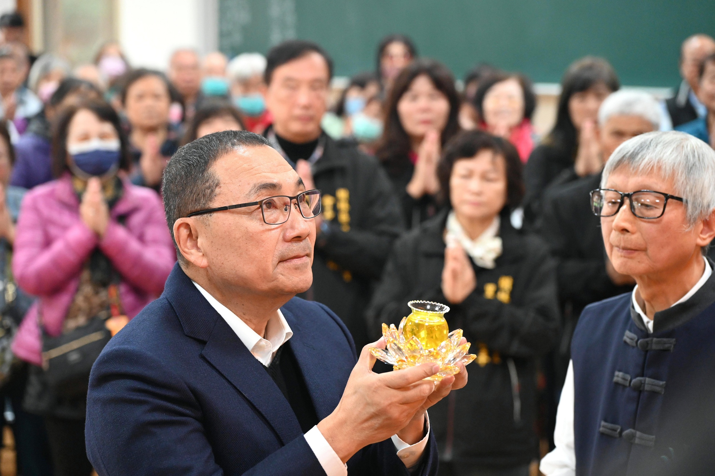 適逢阿彌陀佛聖誕，新北市長侯友宜今（5）日先後前往樹林地方信仰中心光明寺及樹林慈恩宮參拜祈福