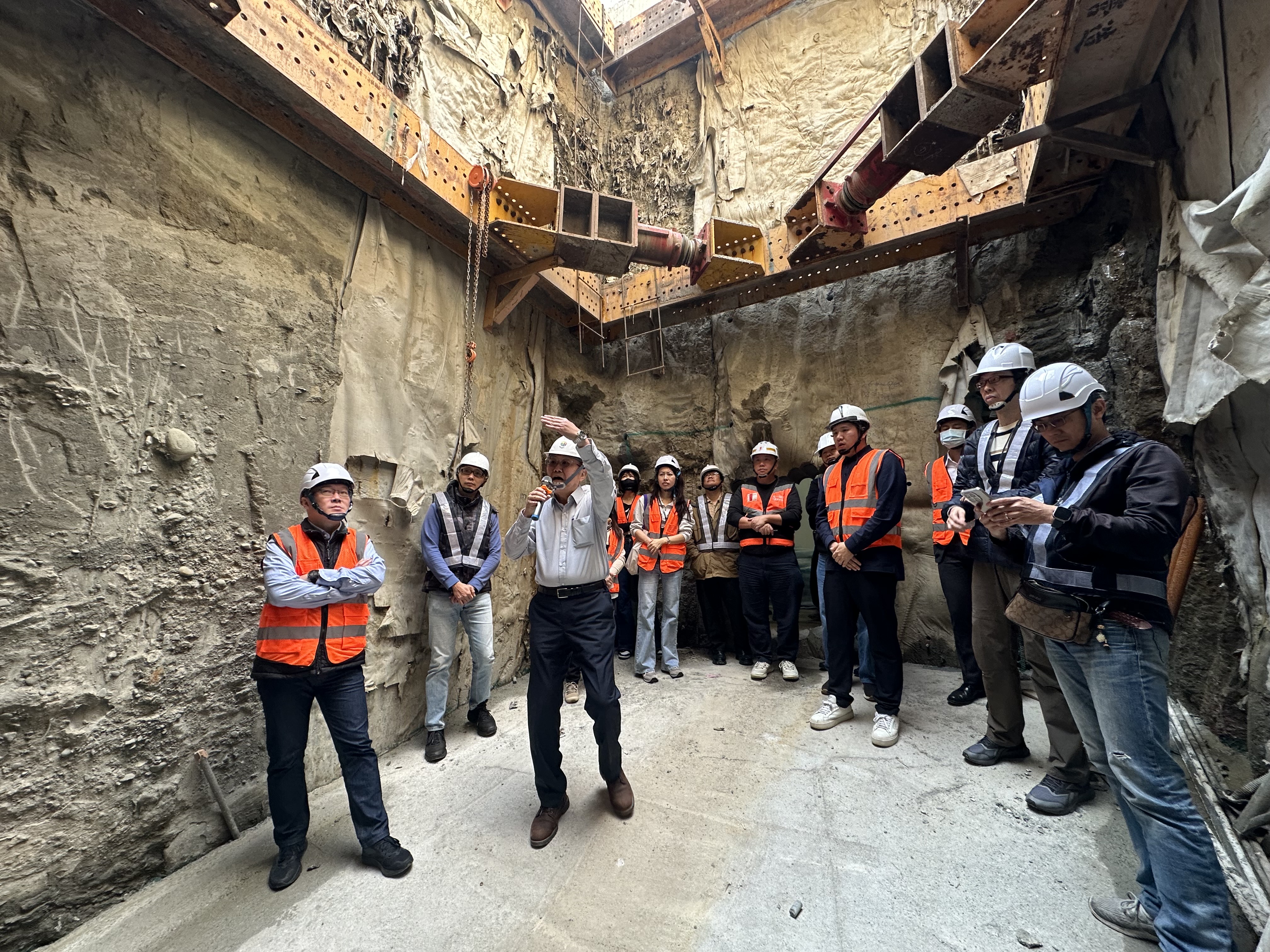 「永平國小地下停車場廉政平臺」檢視地下掩埋垃圾清運成果與後續工程推動情形。