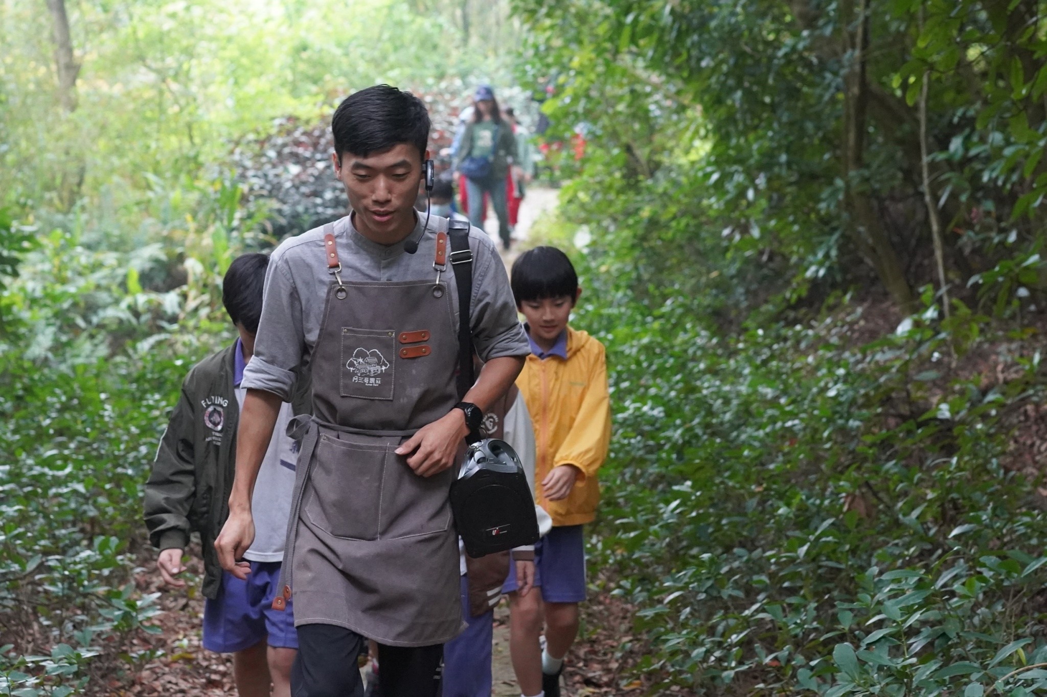 阿三哥農莊以茶園及農地復育為核心，引導學生認識作物生產與飲食文化
