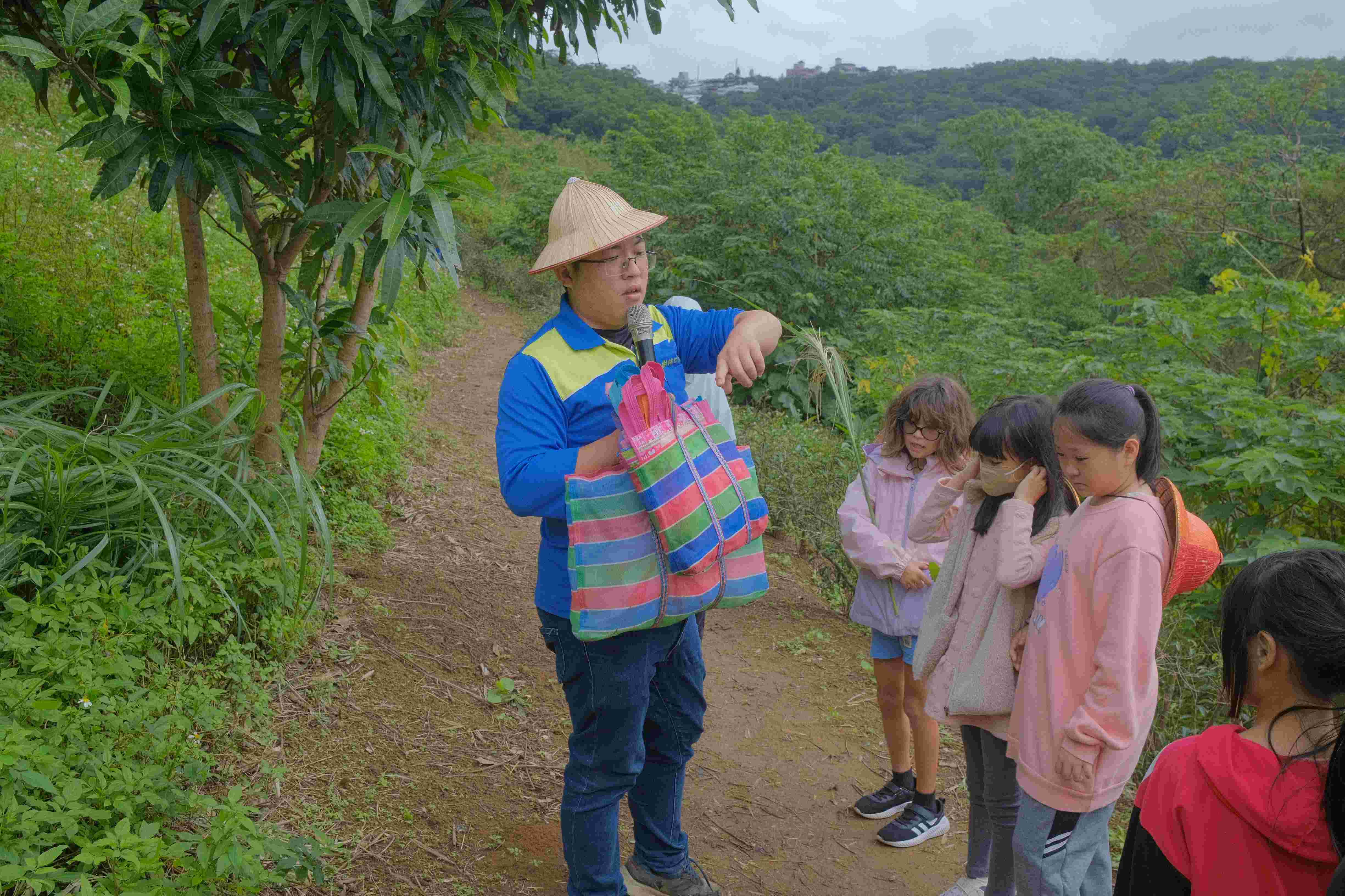 淡水樹林口農場結合茶園復育與循環農法，讓參與者體驗農業生產、生態保育與飲食之間的關係