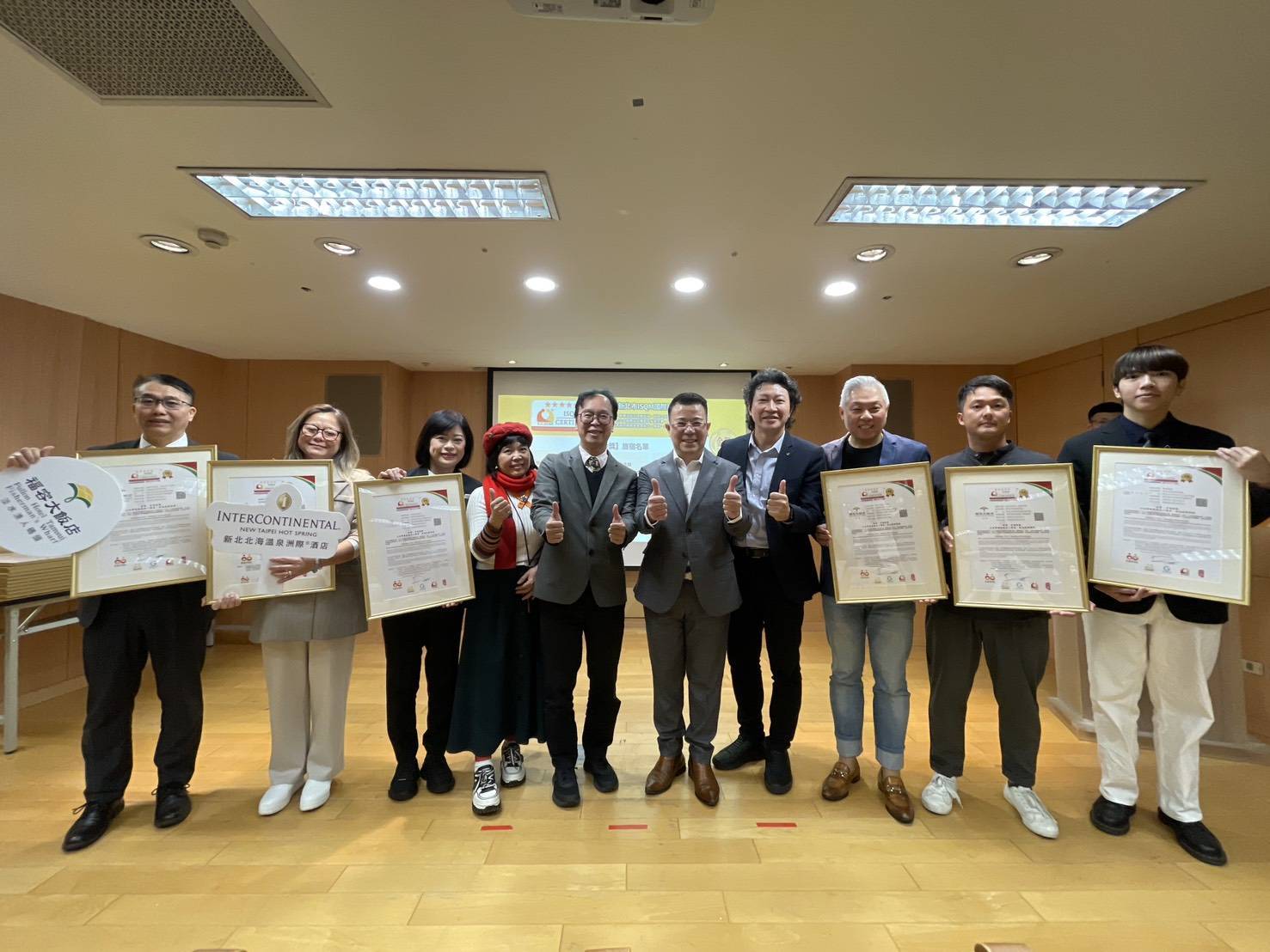 楊宗珉局長親自表揚ISQM國際服務品質認證獲獎業者。