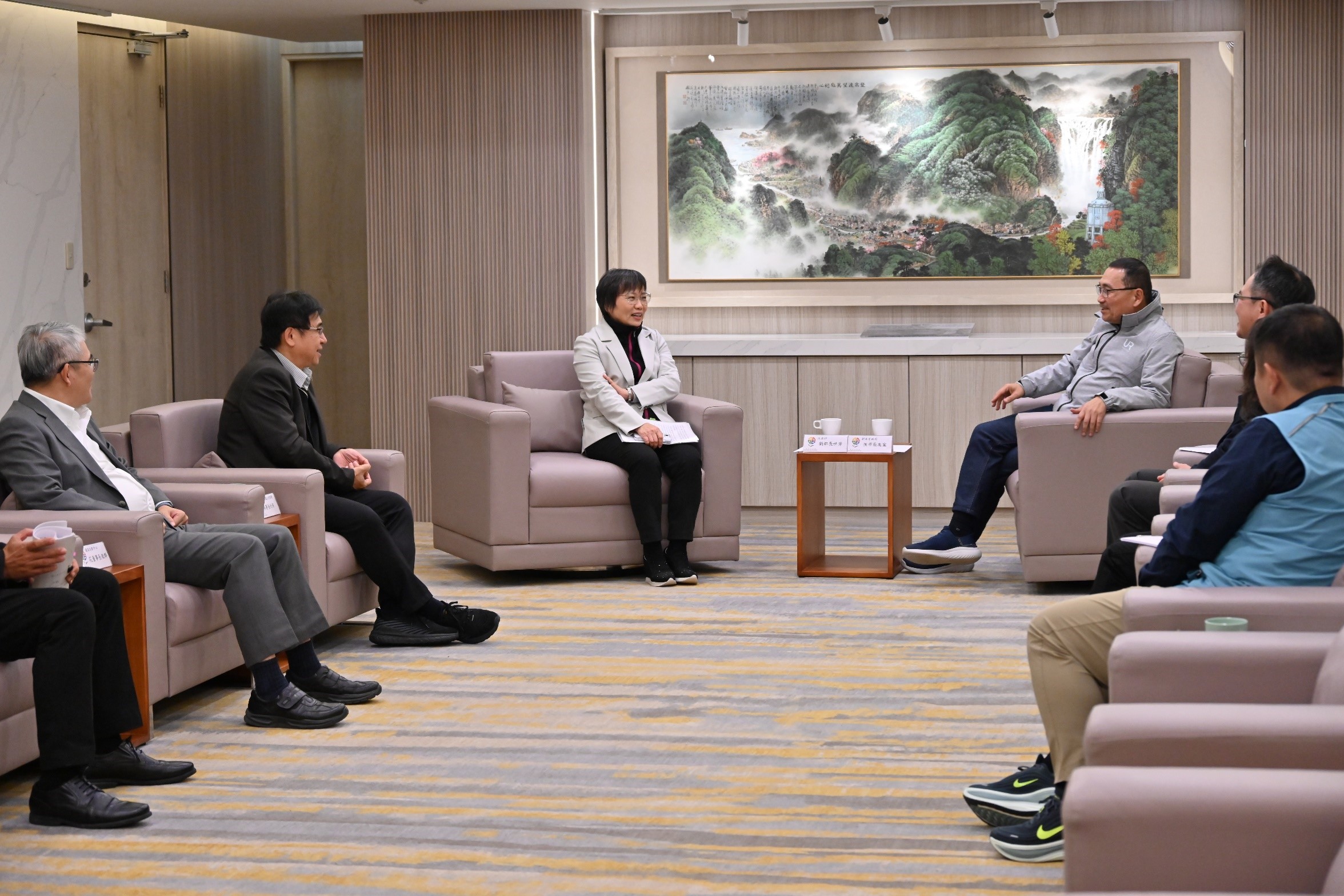 內政部今日拜會新北市政府，交流討論住宅政策議題。