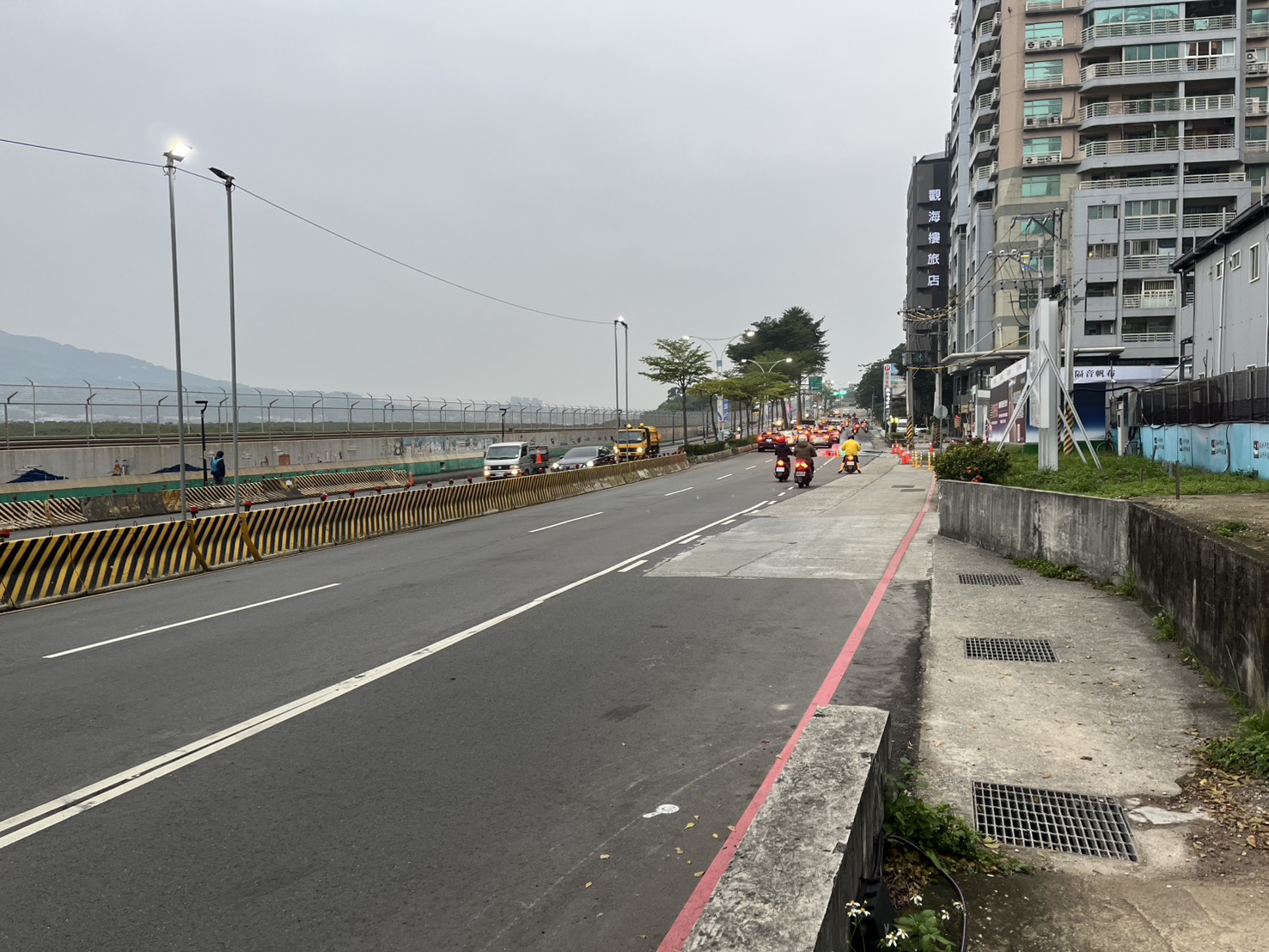 中正東路一段預計於2月6日至3月15日期間配合夜間施工封閉，請用路人改道行駛坪頂路。