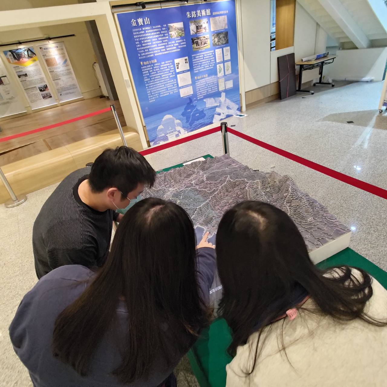 參觀「汐品萬金－沿著時間的河流，看見三地的足跡」地政檔案應用展