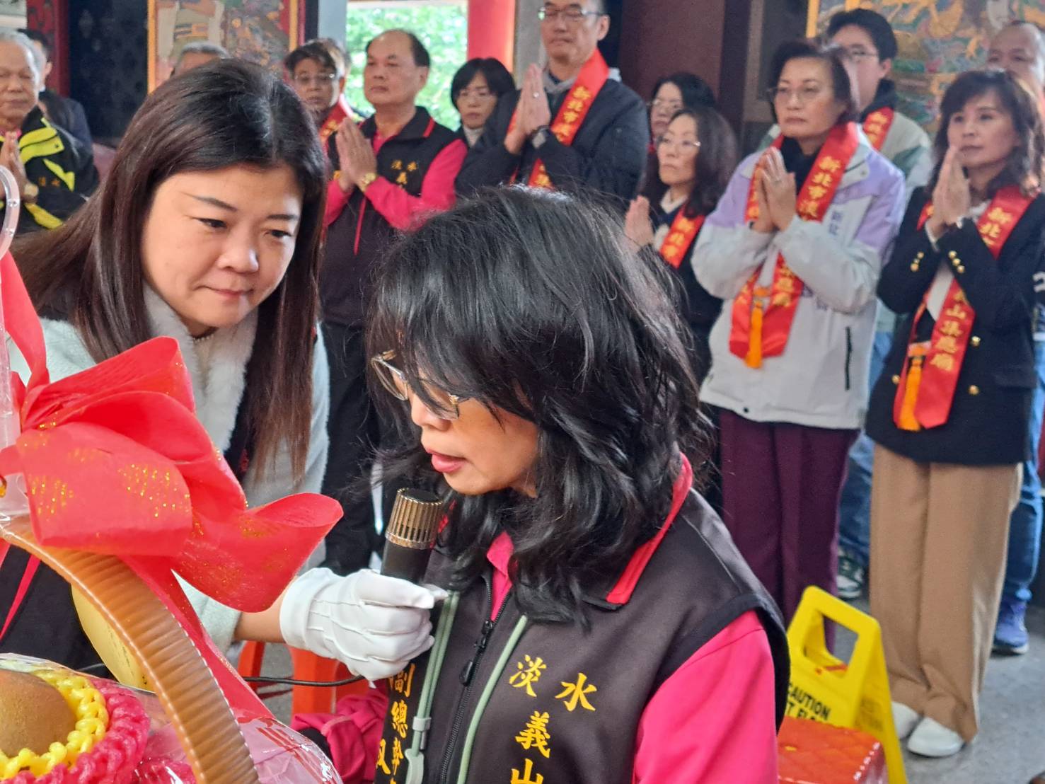  詹淑媚在捐贈時恭讀疏文，感念父母的養育之恩以及尪公祖的庇佑
