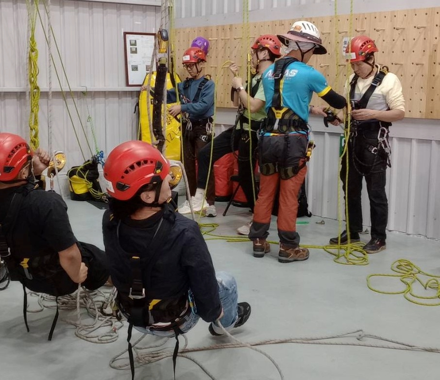  每個學員都全副裝備把握機會認真練習