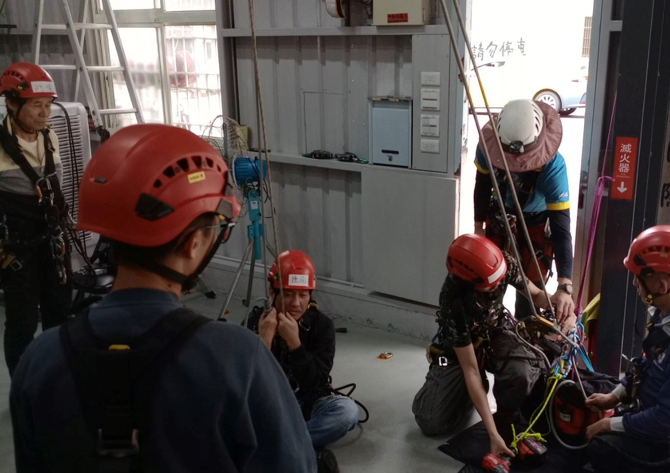  電動輔助工具操作以及團隊合作培養默契