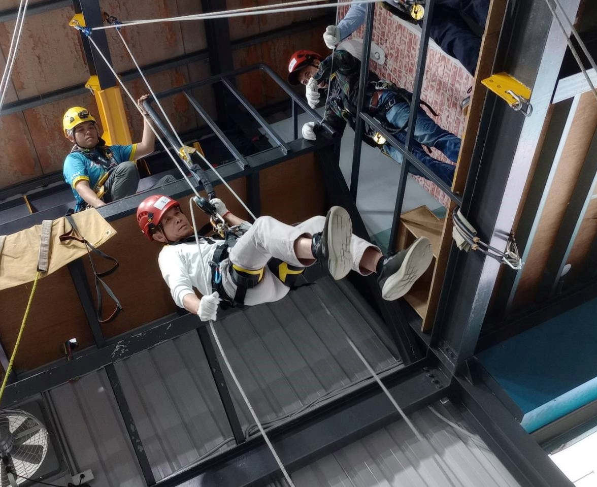 學員反覆演練垂降技術以備不時之需