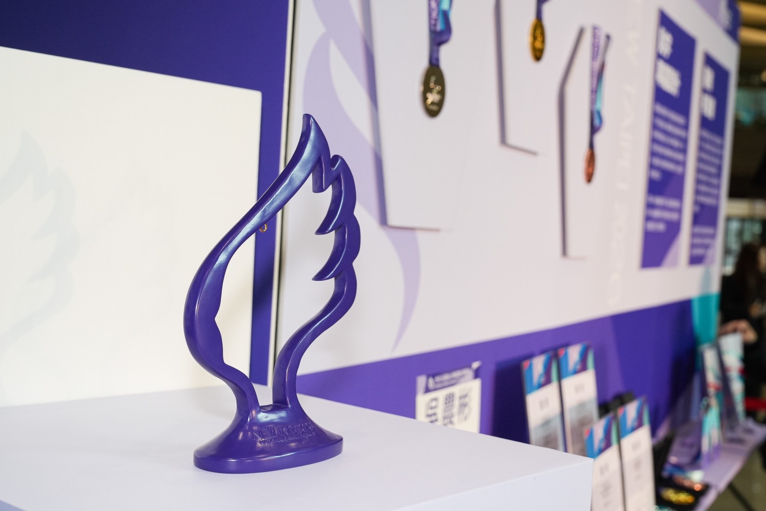 今日記者會首次公開賽會主視覺，賽會LOGO以「女王頭」結合象徵突破與逐夢的「翅膀」展現身障選手跨越障礙勇往直前的精神