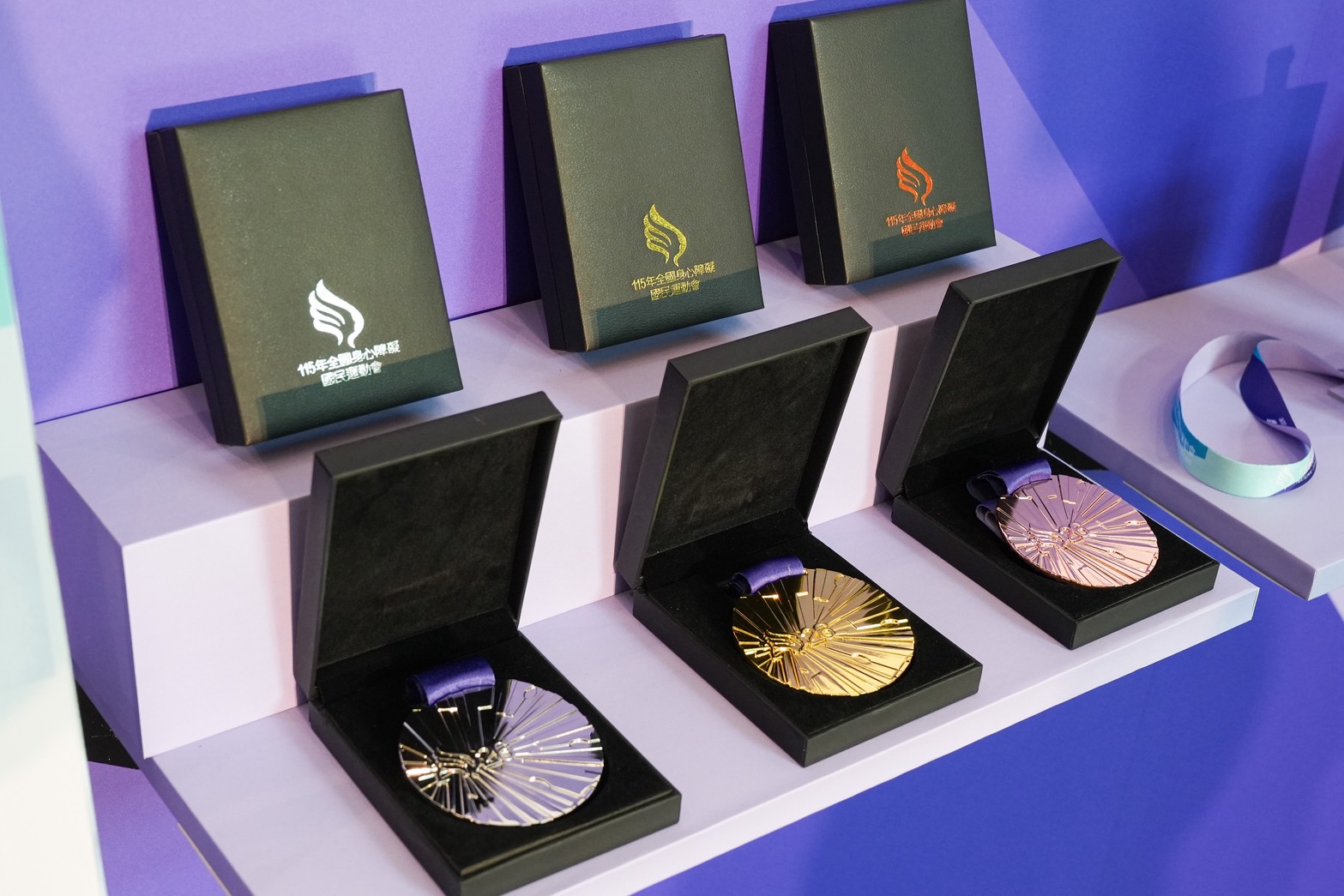 本屆賽會無障礙設計再升級推出多項創新服務包括首次導入「點字專屬設計」應用於手冊獎狀獎牌識別證與號碼布讓視障選手安心辨識感受平等與尊重