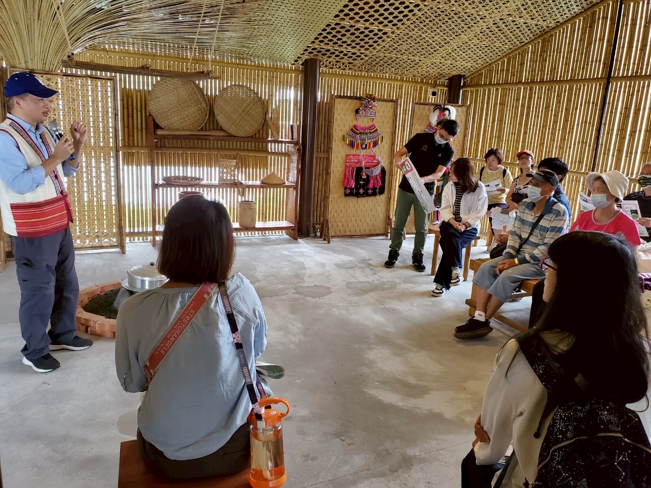 溪洲聚落營造─於傳統家屋內進行聚落歷史導覽解說。(圖/新北市政府原民局提供)