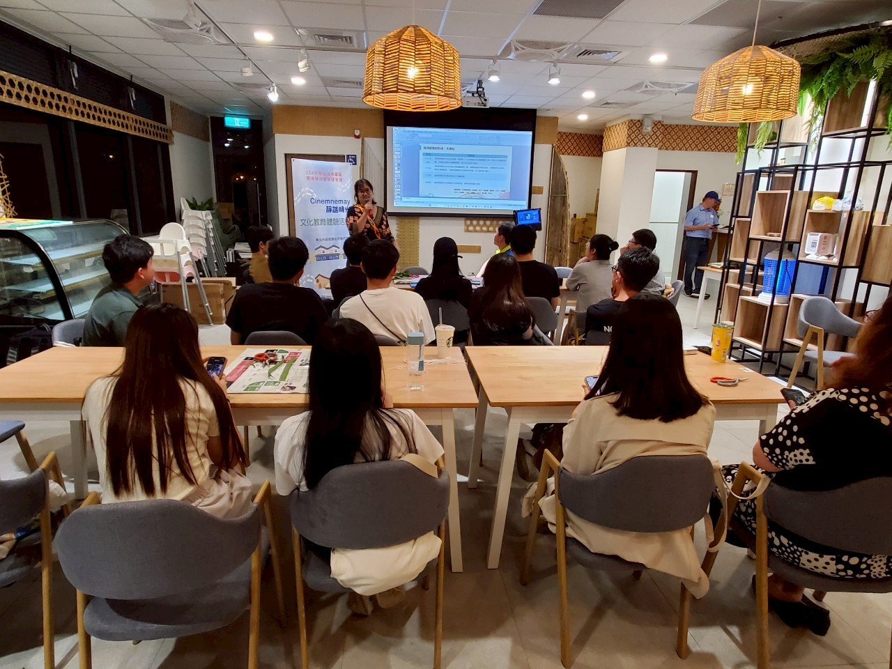 溪洲聚落營造─於特色賣店進行文化教育體驗活動。(圖/新北市政府原民局提供)