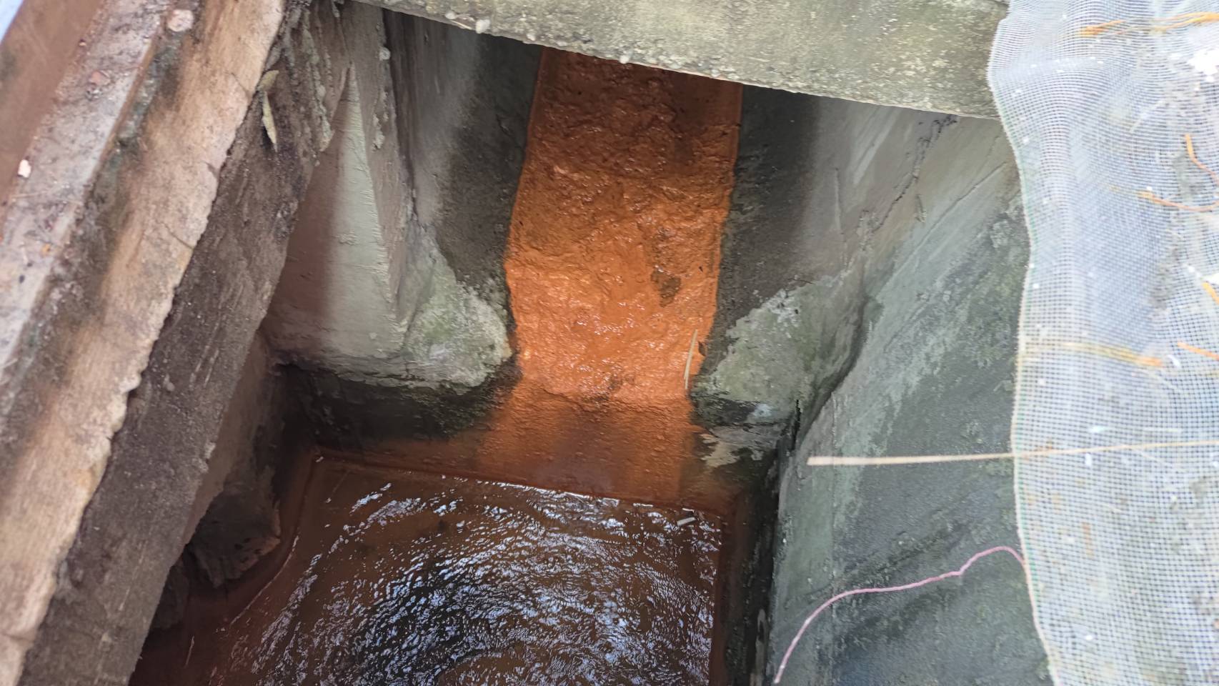 土紅色色素沉積於水溝中