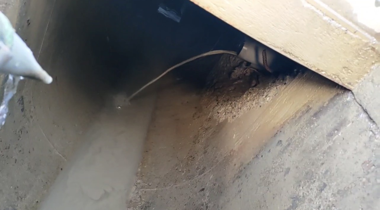 灰色泥水排放至聯外溝渠污染河川