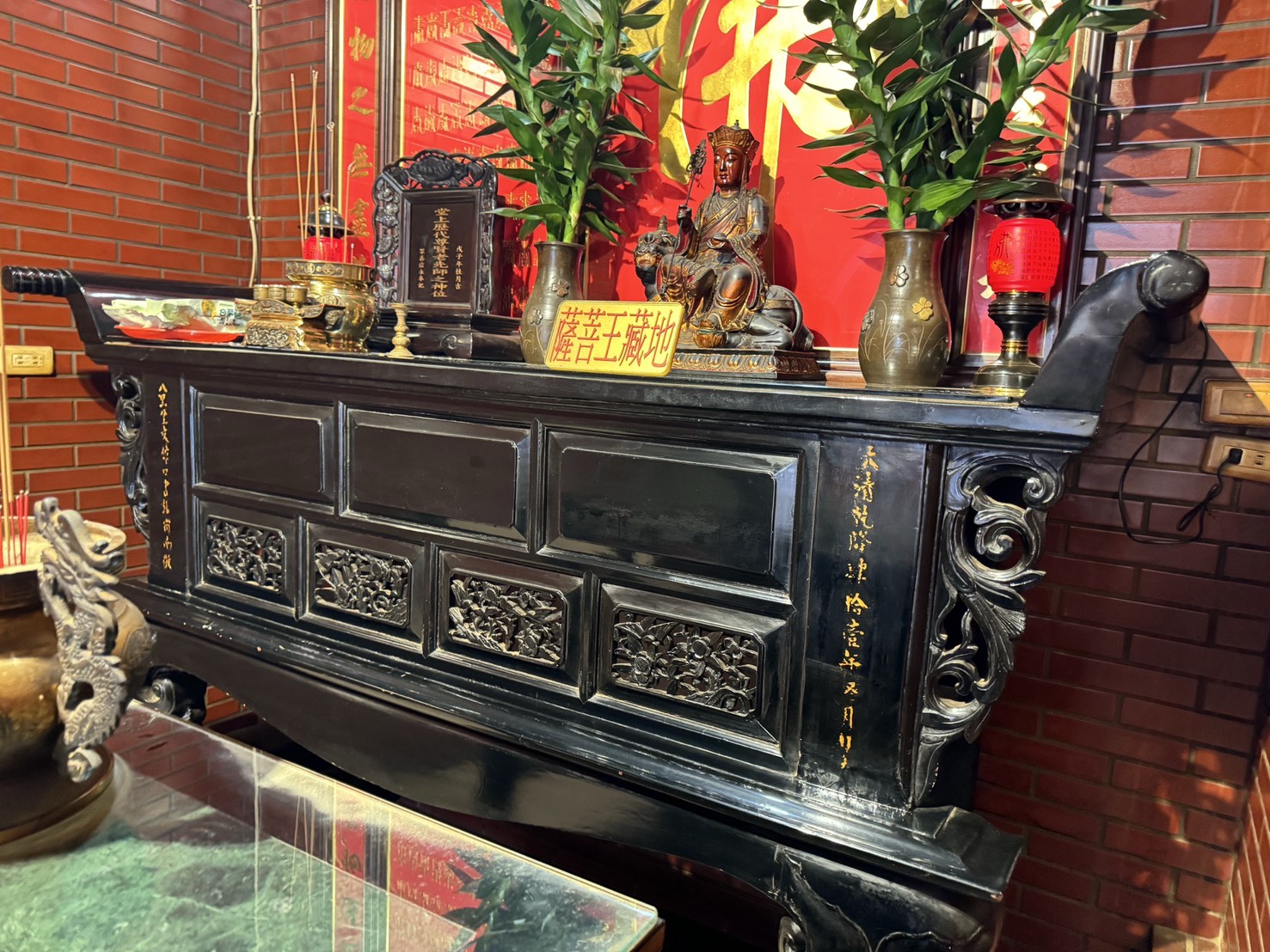 保元宮內尚有乾隆41年供案(頂桌)、百年神將等歷史文物，值得駐足觀賞。