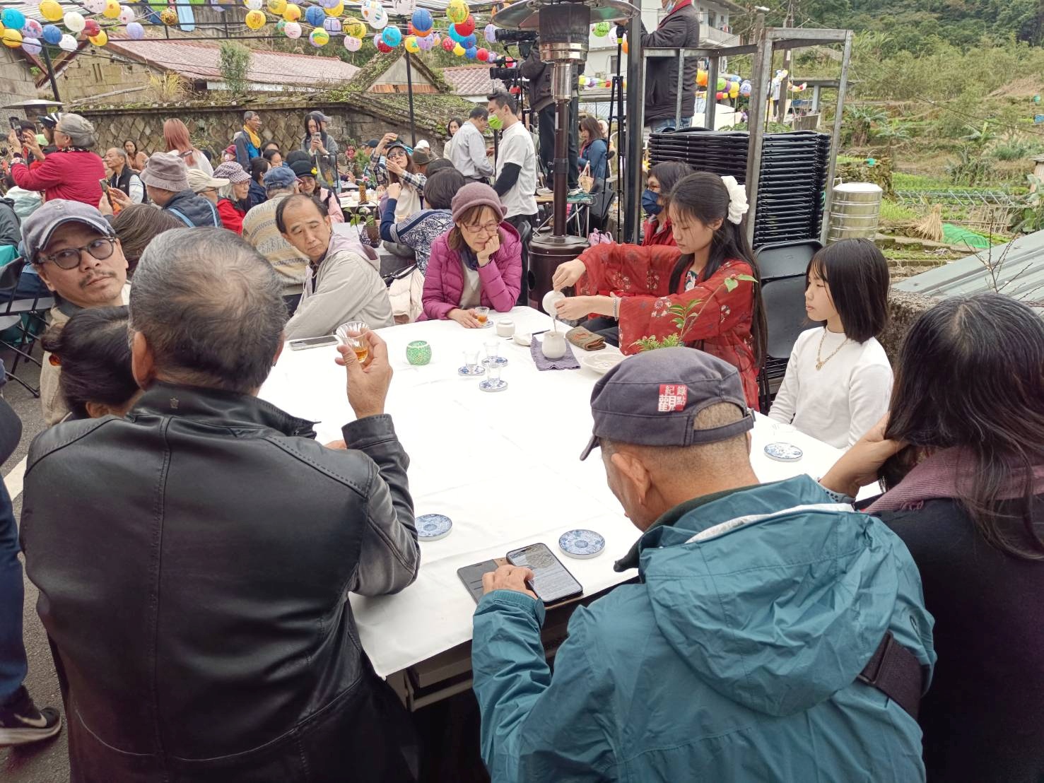 石碇追光品牌茶會「霞光宴暨光明燈展」將茶藝、花藝結合音樂展演，今(10)日現場設置茶席，邀請民眾品茗賞燈