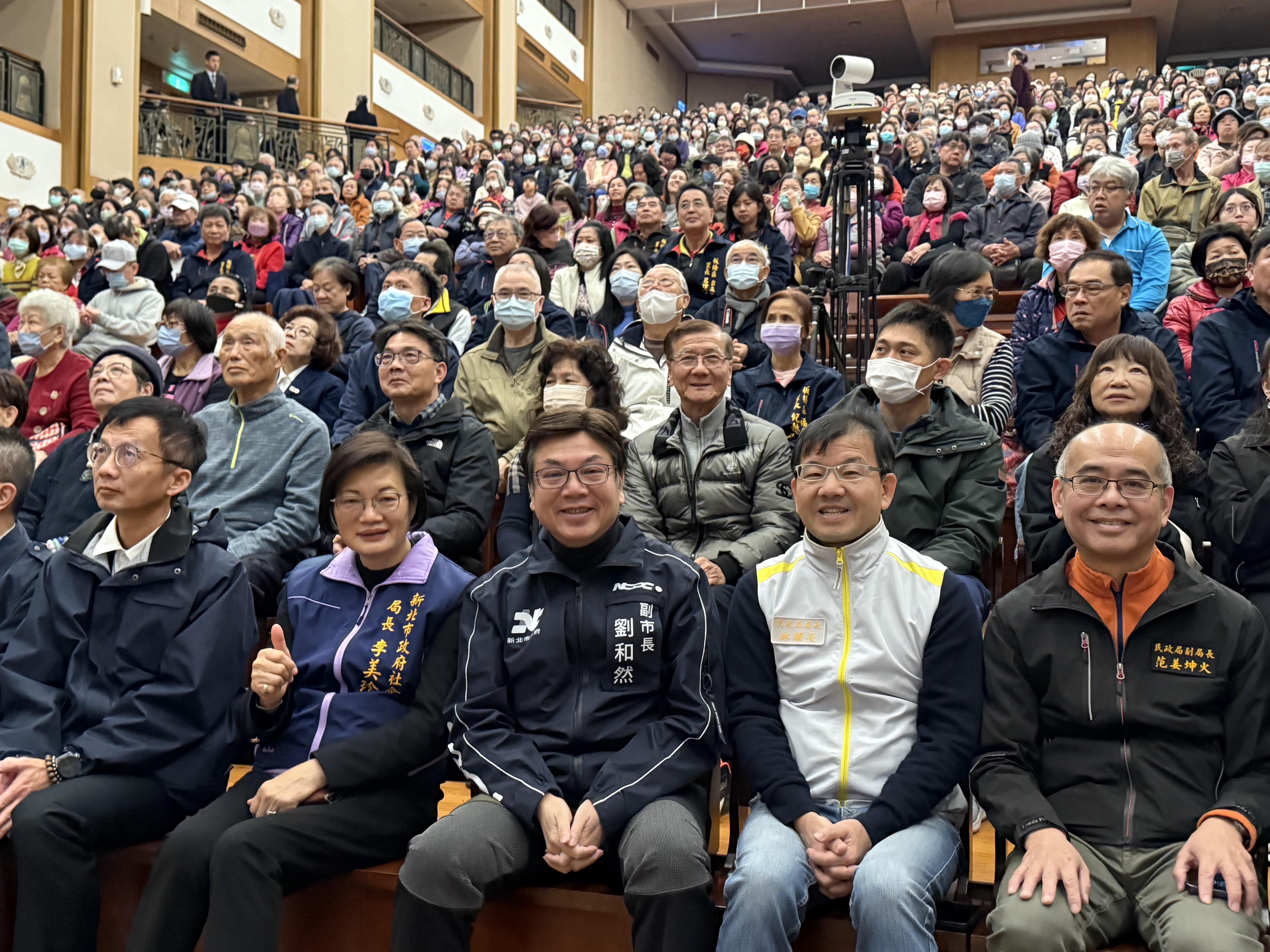副市長劉和然、民政局長林耀長、社會局長李美珍等人，今日出席板橋靜思堂社區歲末祝福活動，現場人潮滿滿