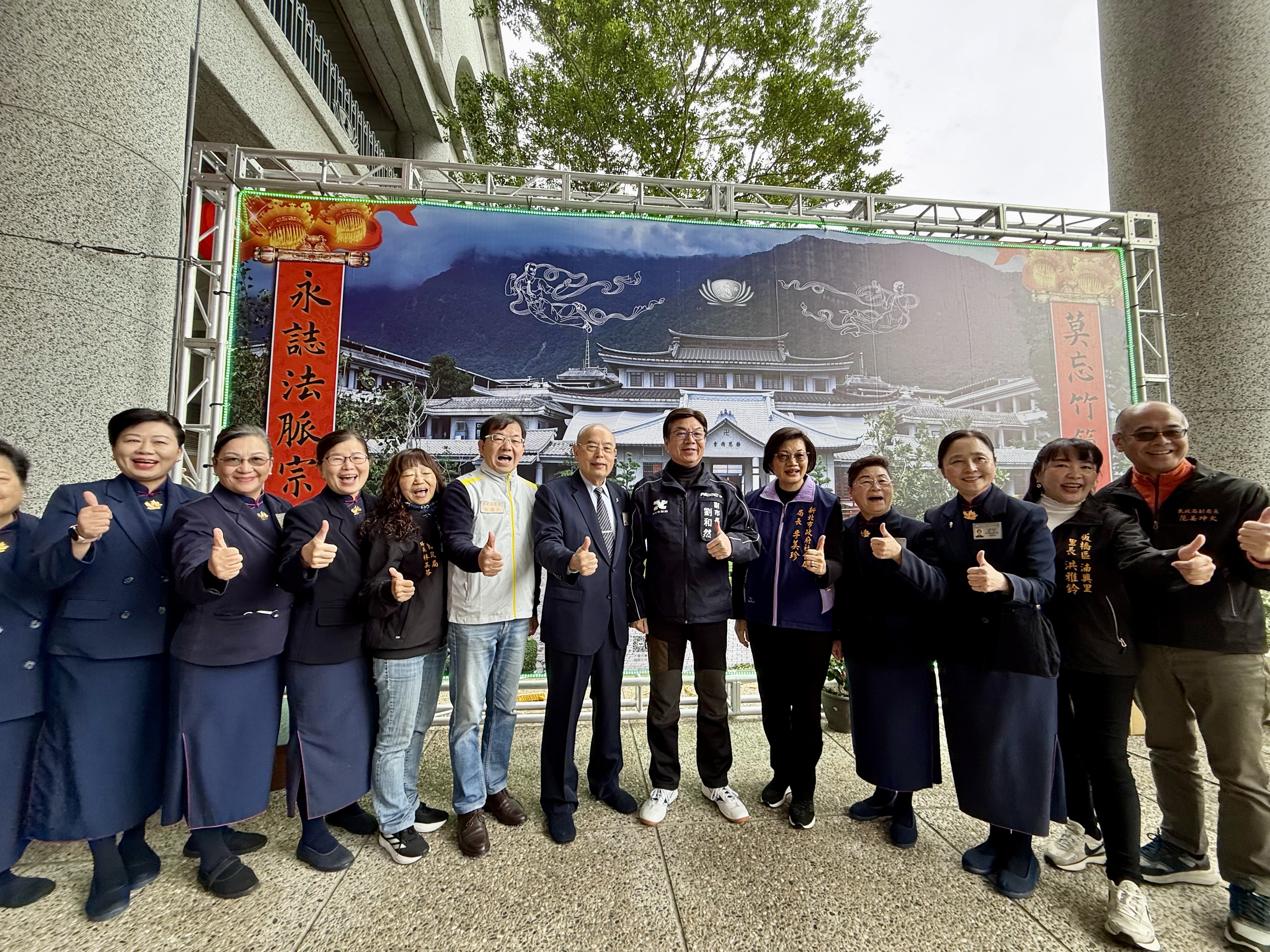 副市長與慈濟師兄師姐合影