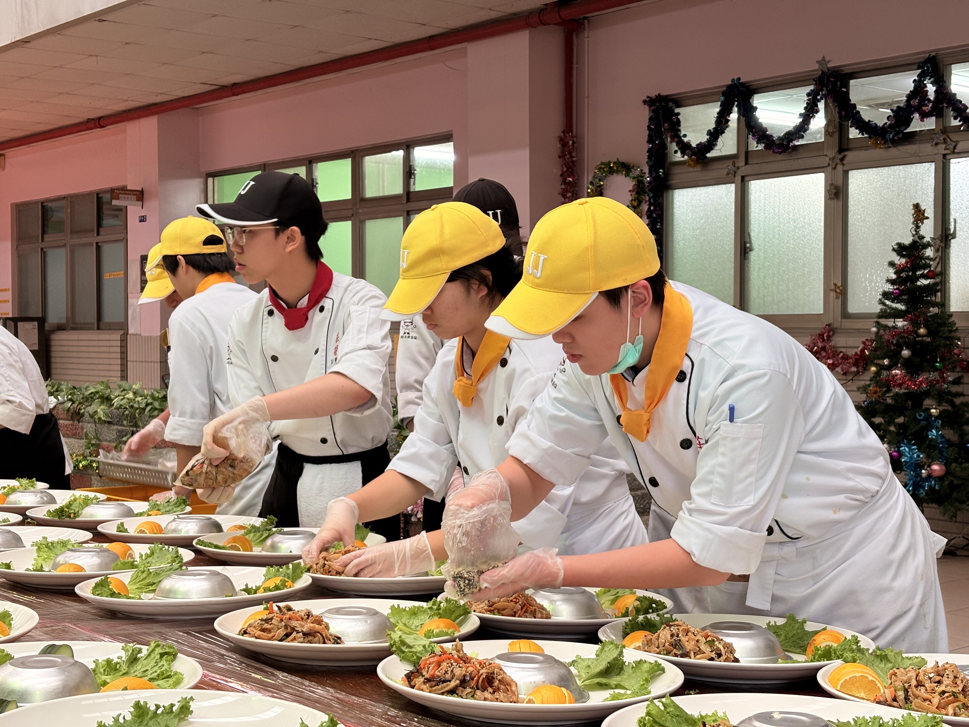 莊敬高職動員師生投入愛心圍爐活動，餐點全由餐飲科師生備餐及炊煮