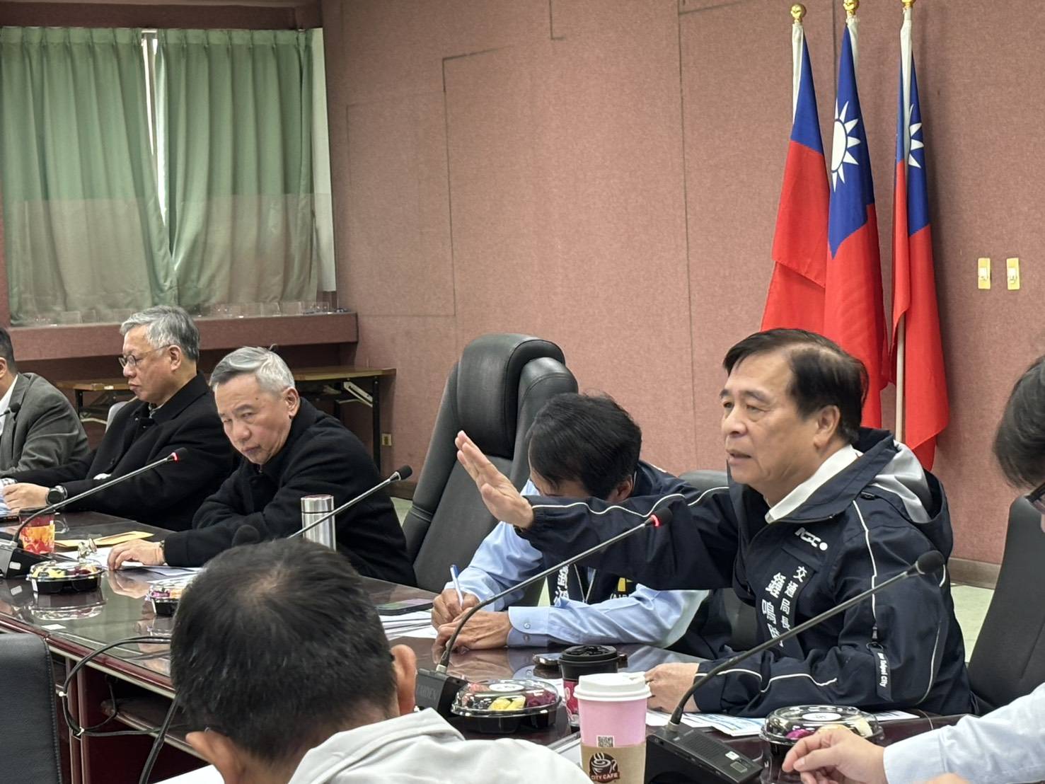 交通局長鍾鳴時表示，中央盡速明確決定挹注地方，共同維持TPASS政策延續穩定運行