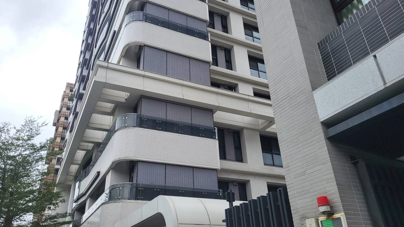  意外受困大樓陽台玻璃護欄夾縫。