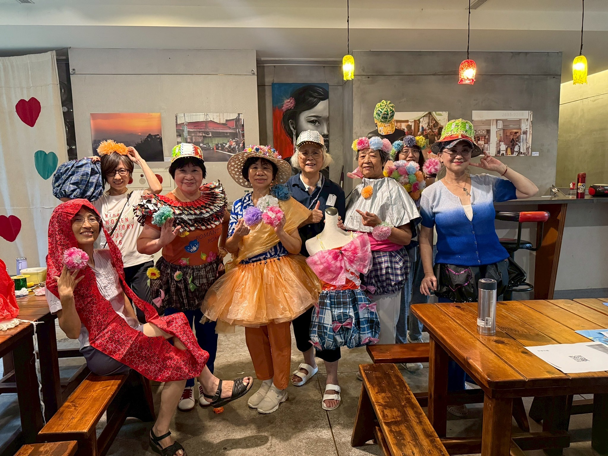 社區營造讓居民有更多機會共同參與社區大小事，汐止夢想社區街坊鄰居一同將廢棄物轉化為創意素材，製作成地方活動的特色服裝