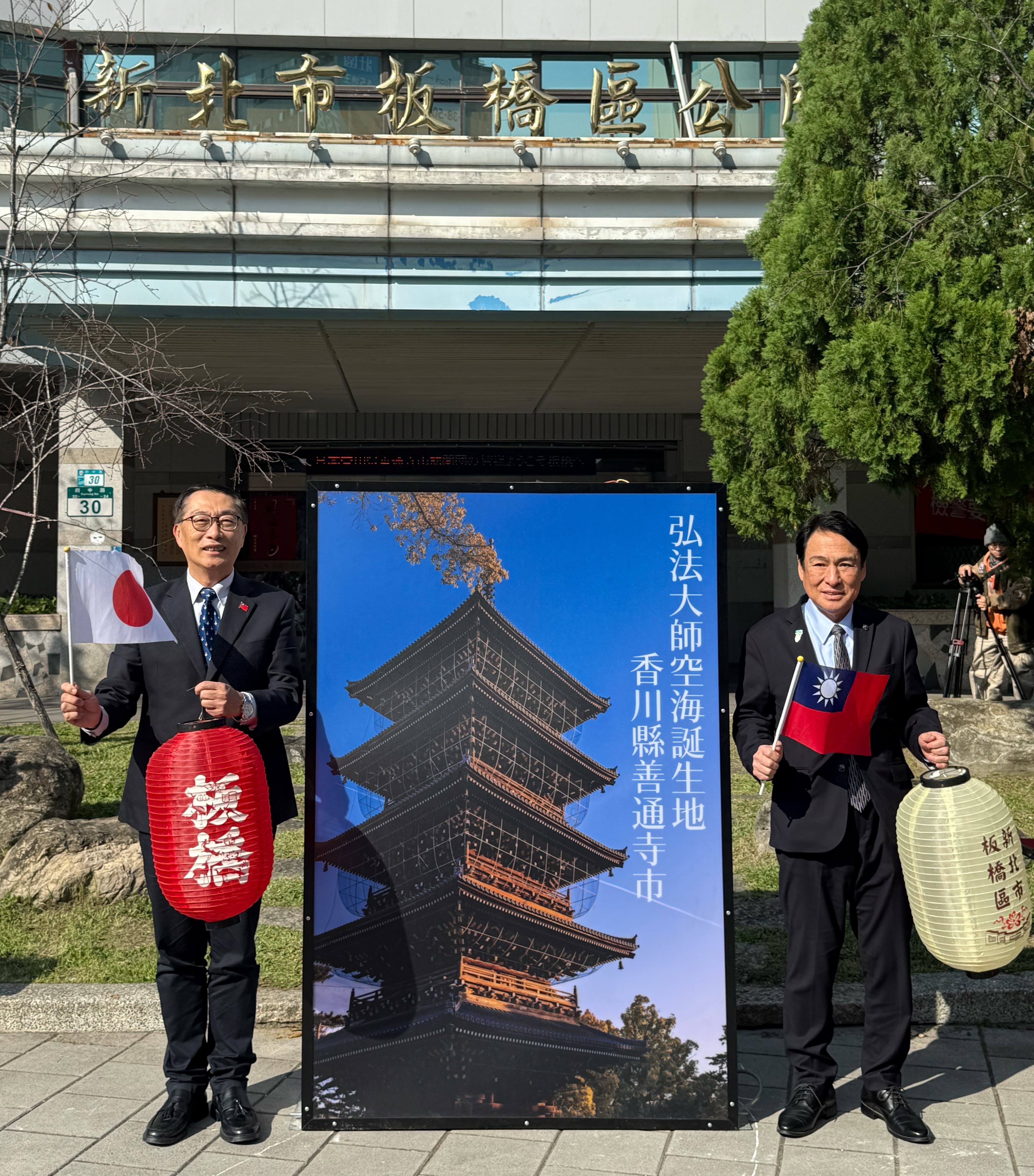 圖1.善通寺市市長辻村修(右)與陳奇正區長(左)在「善通寺五重塔」形象大型燈籠前合影