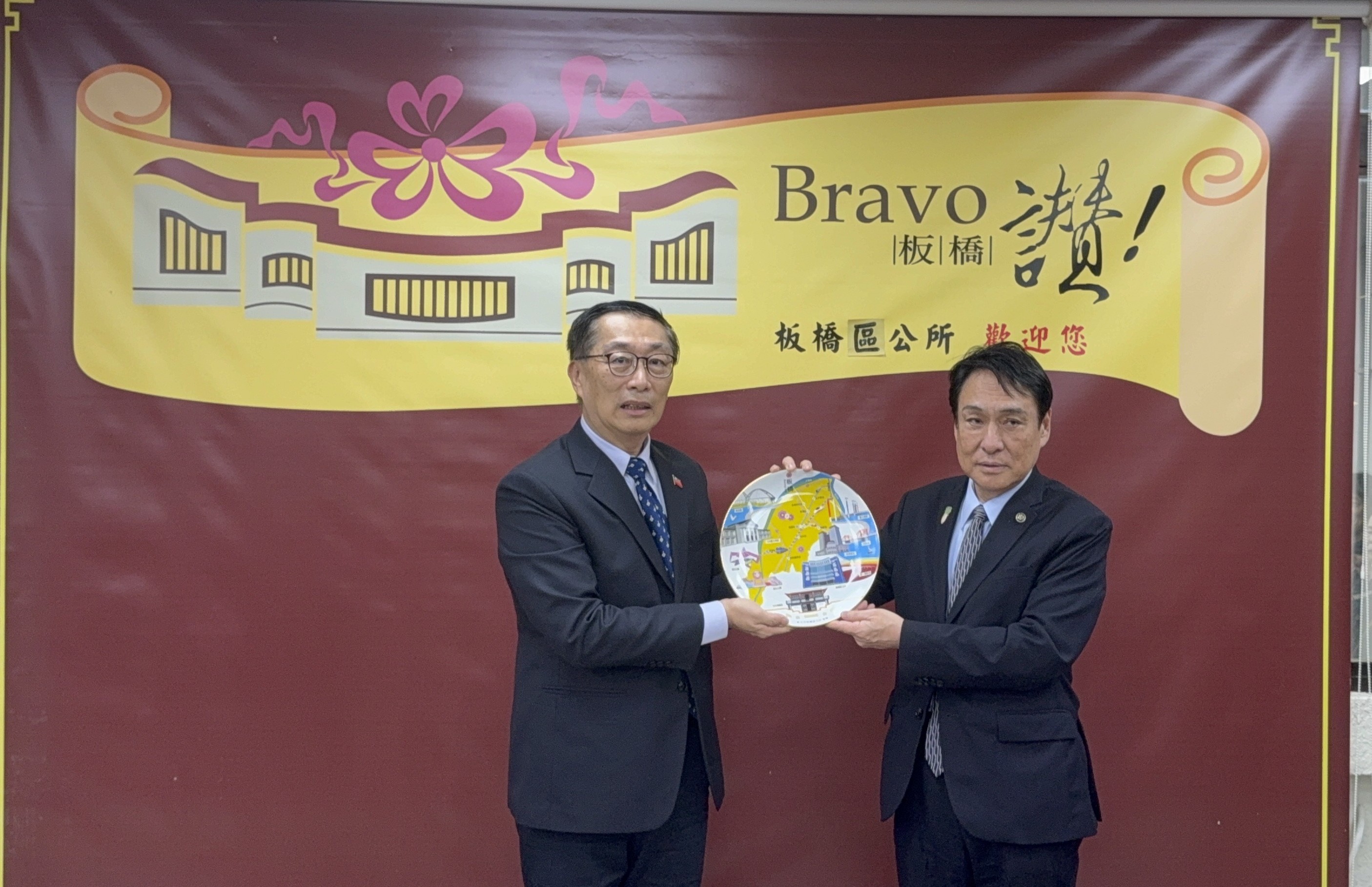 圖4.雙方互贈伴手禮，深化彼此友誼