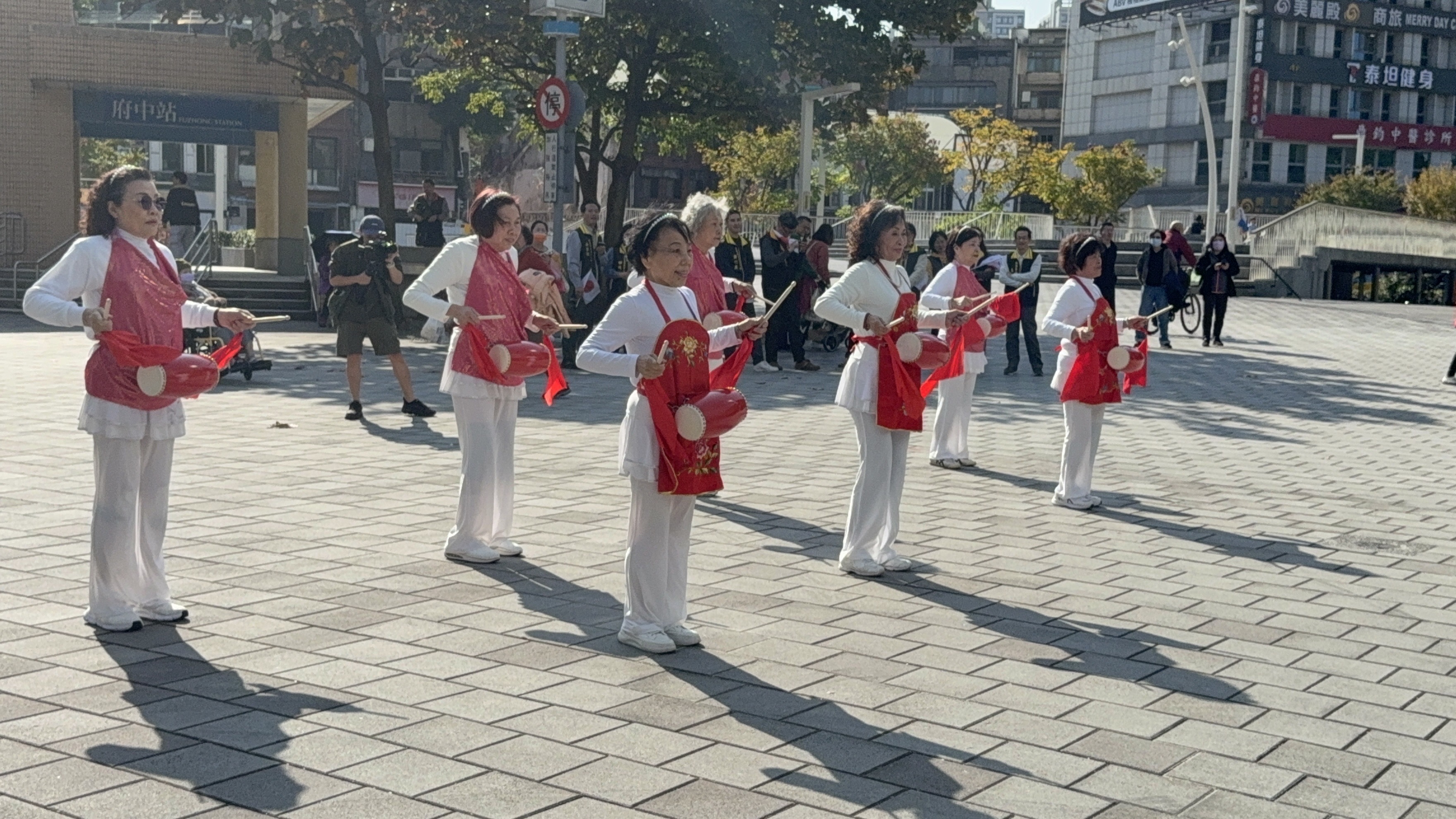 圖5.嵐翠里社區發展發展協會表演鳳陽花鼓歡迎善通寺市訪問團