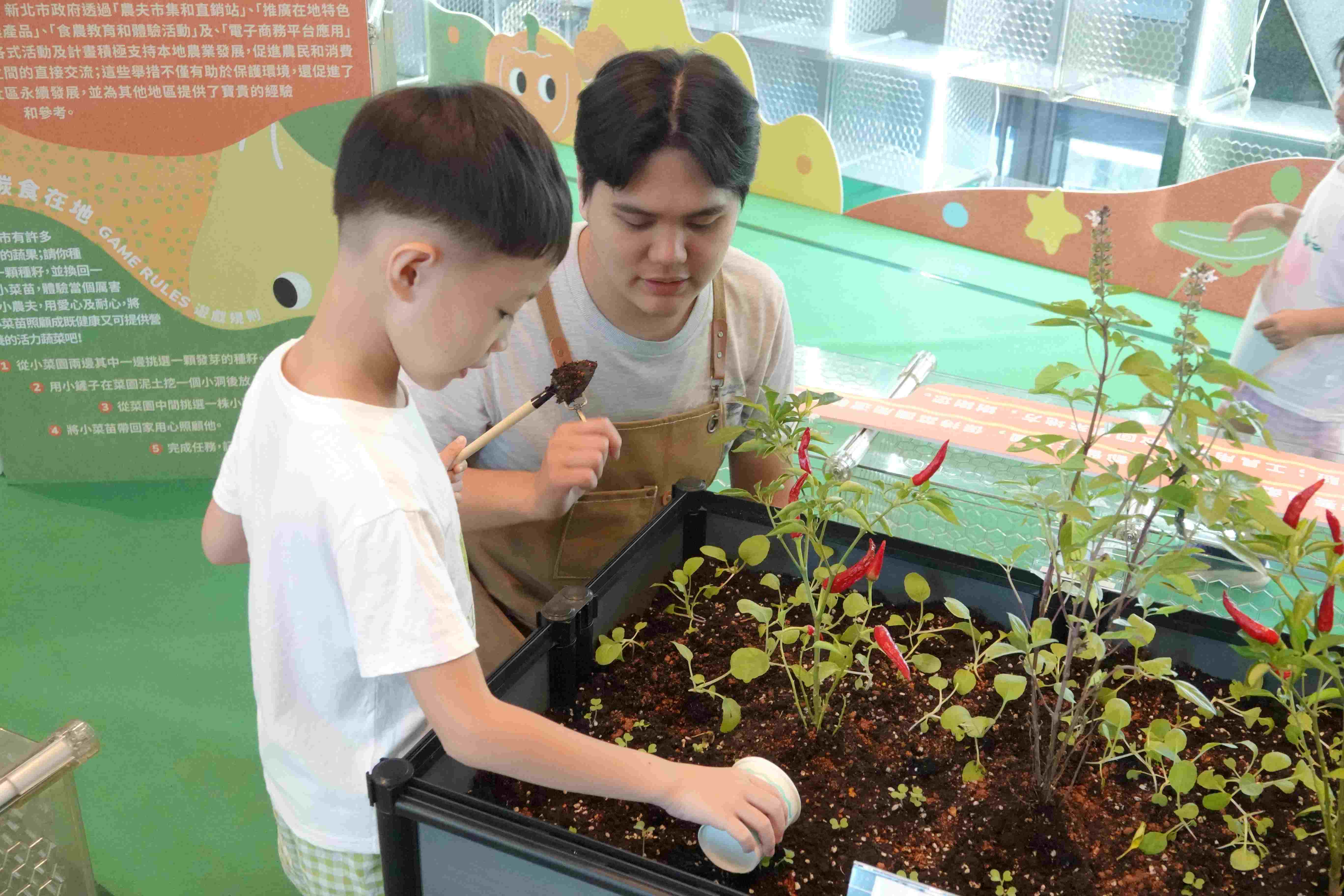 新北市「食現未來」食農教育展透過互動遊戲與實作體驗，讓親子認識農漁生產、飲食選擇與環境永續之間的關聯