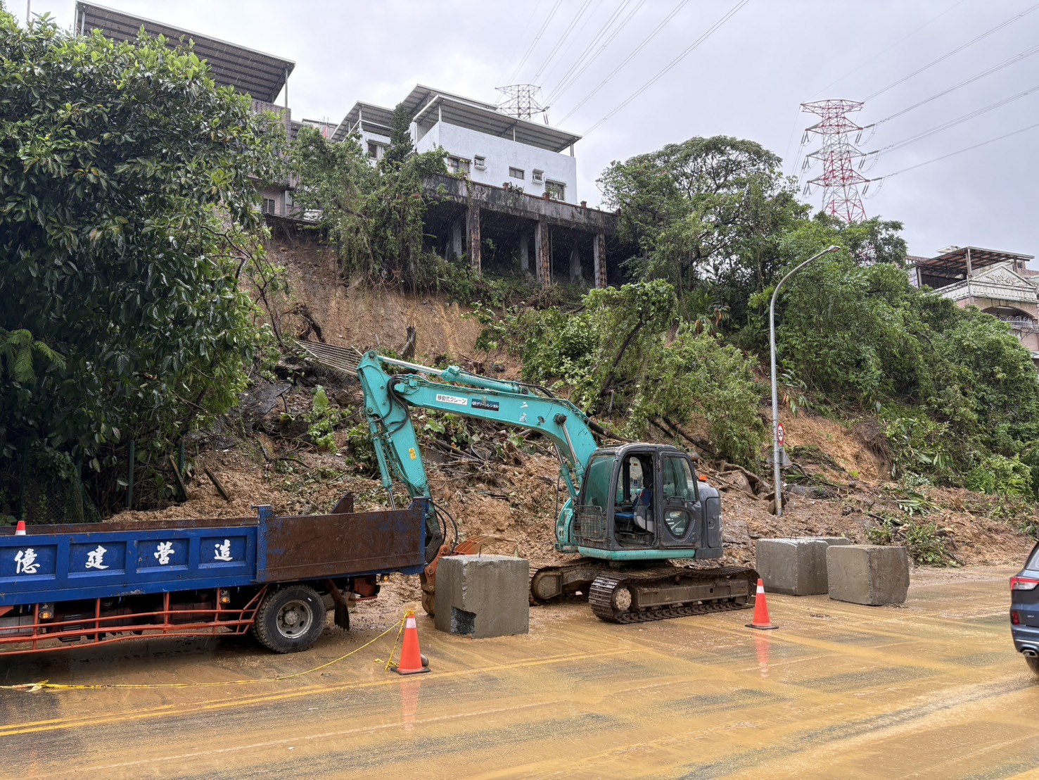 去年10月因風神颱風外圍環流影響，造成汐止區康寧街邊坡滑落，養工處積極搶修，趕在過年前完成復建工程。圖為完工前。