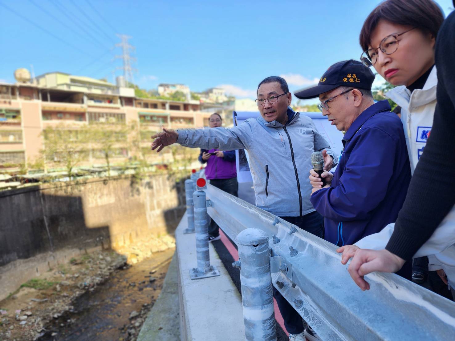 侯友宜市長(左一)視察伯爵街14巷路面重建及護岸修復工程。