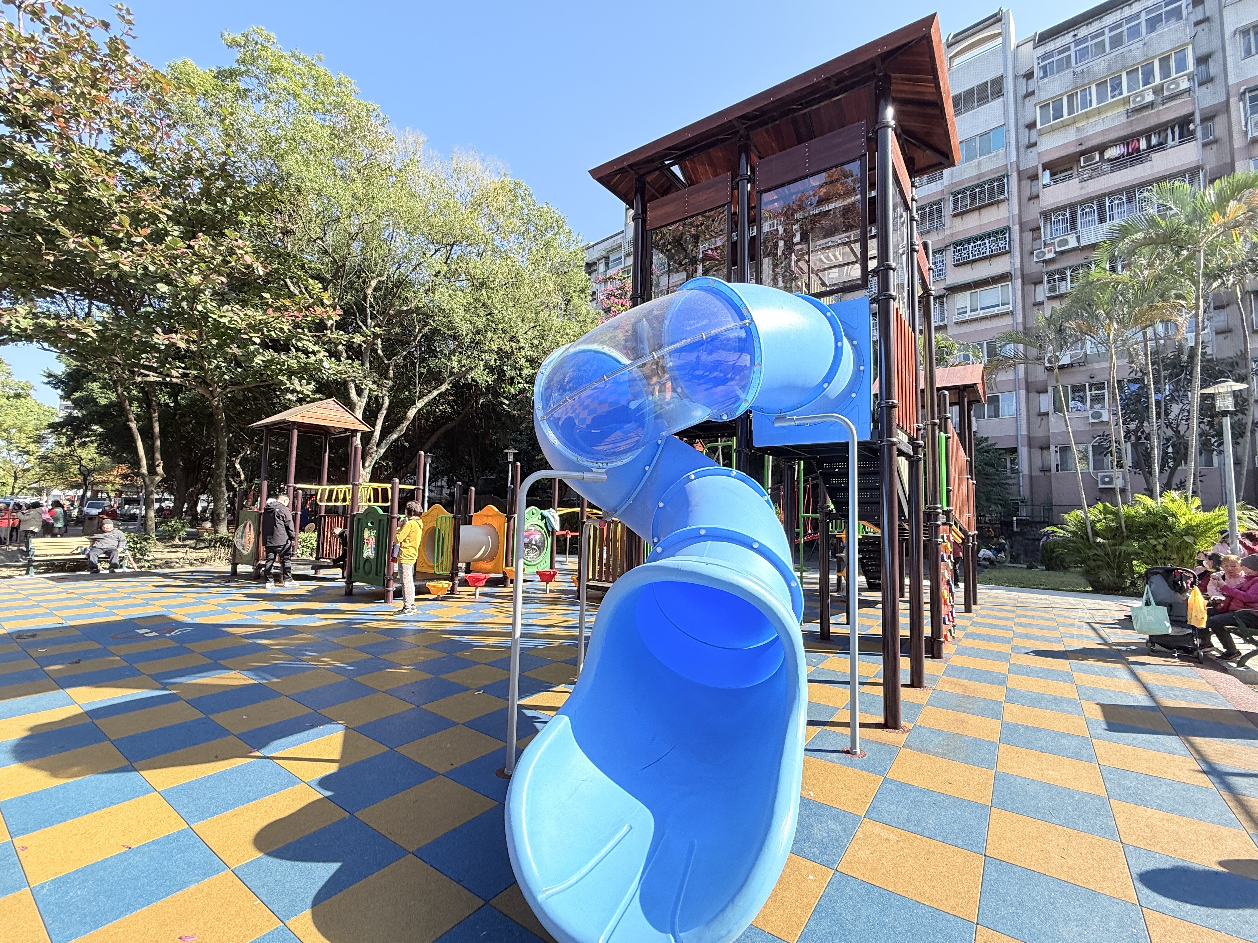 2.旋轉管狀滑梯