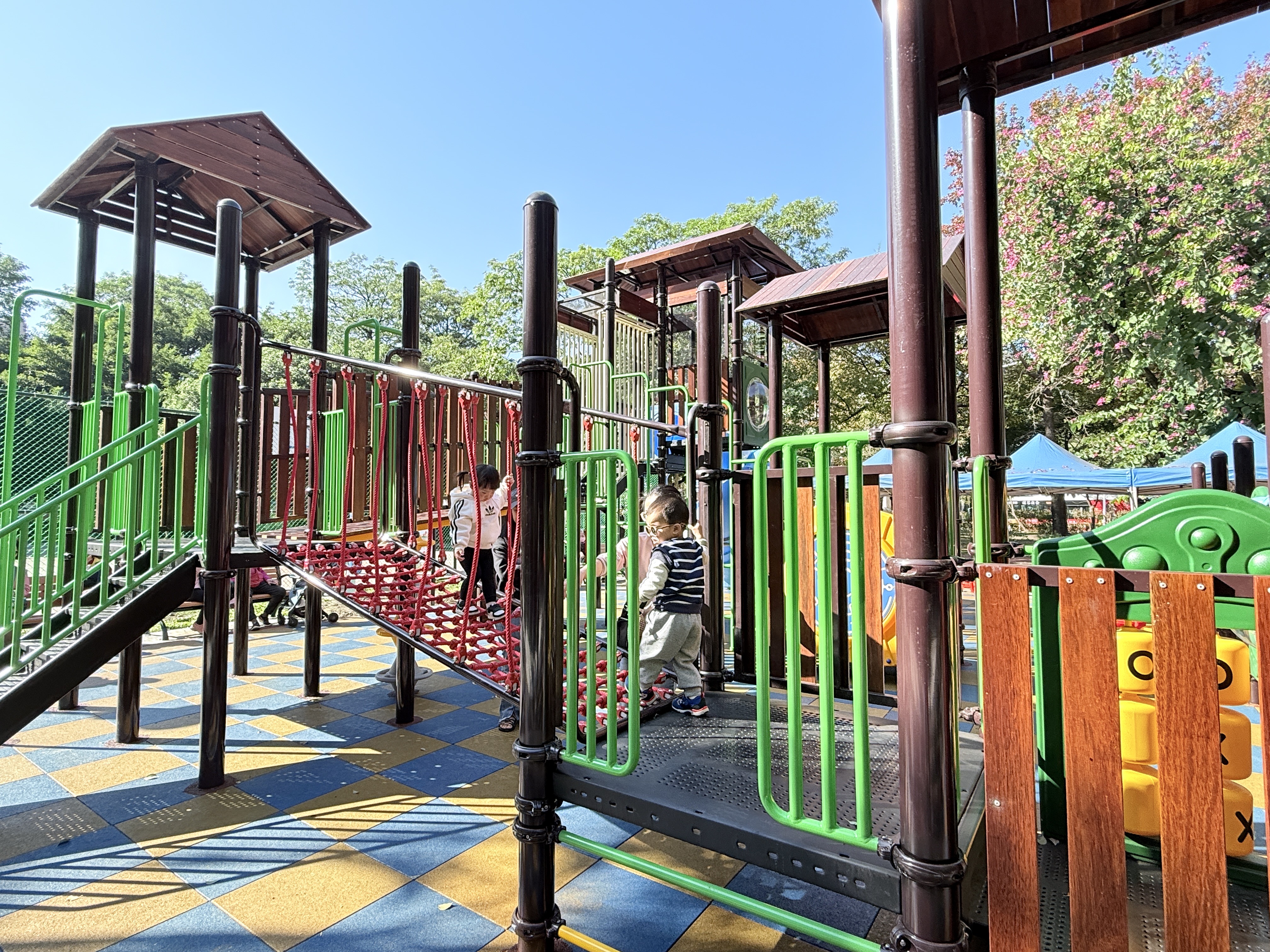 4.小朋友體驗新遊樂設施