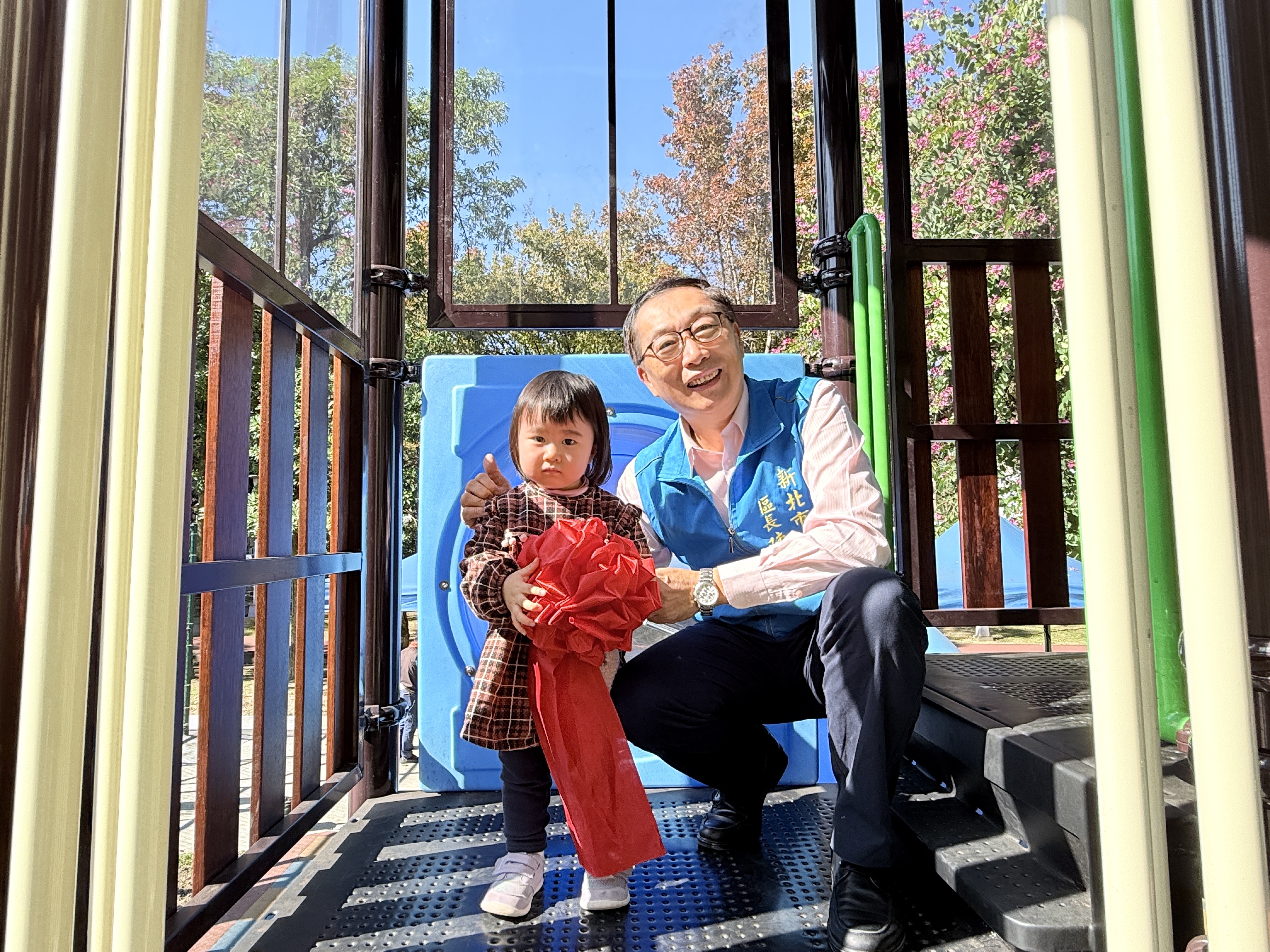 5.板橋陳區長奇正與小朋友開心合影