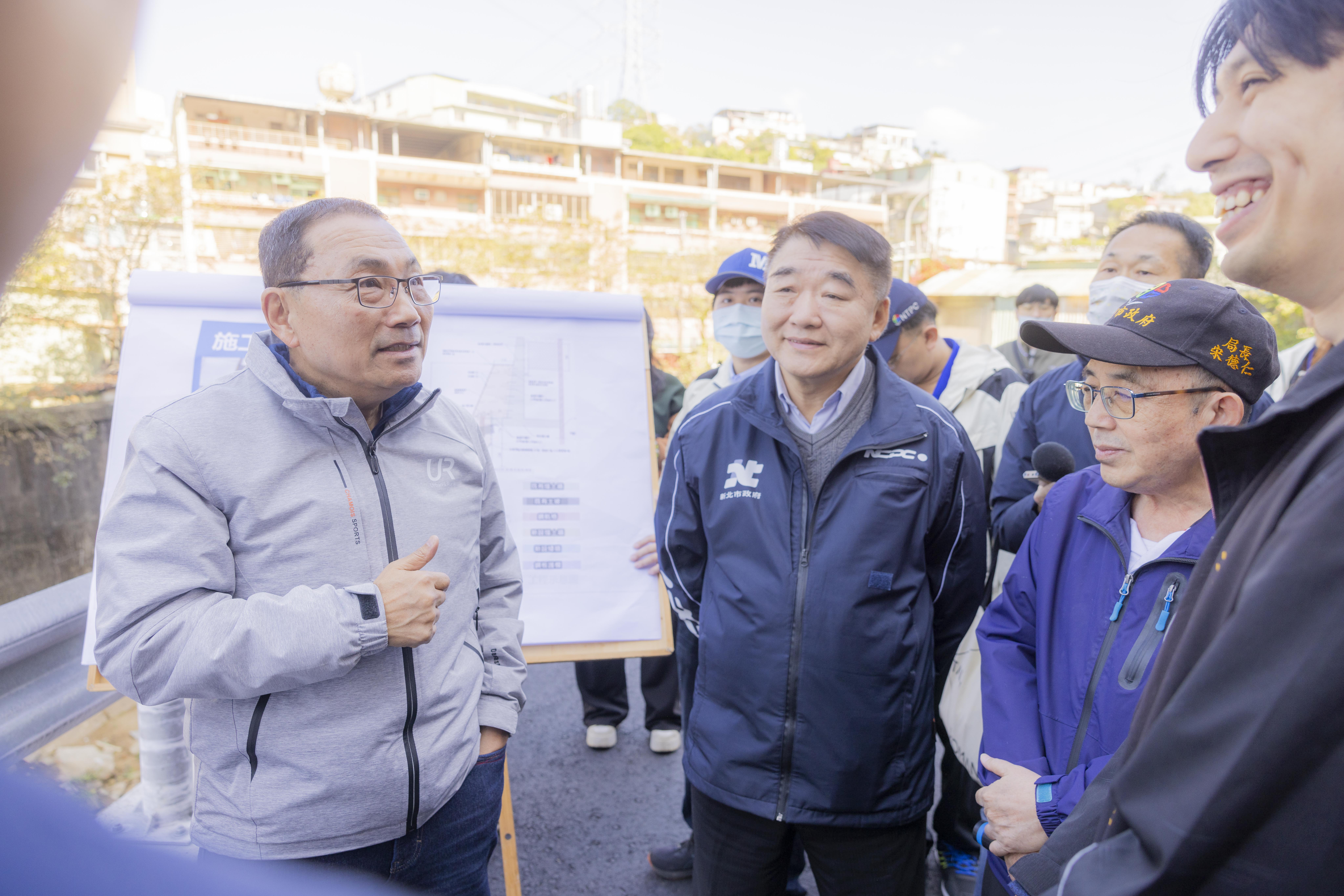 新北市政府為確保農曆春節用路安全，提前完成汐止區康寧街邊坡滑落及伯爵街14巷道路塌陷的災後復建工程。