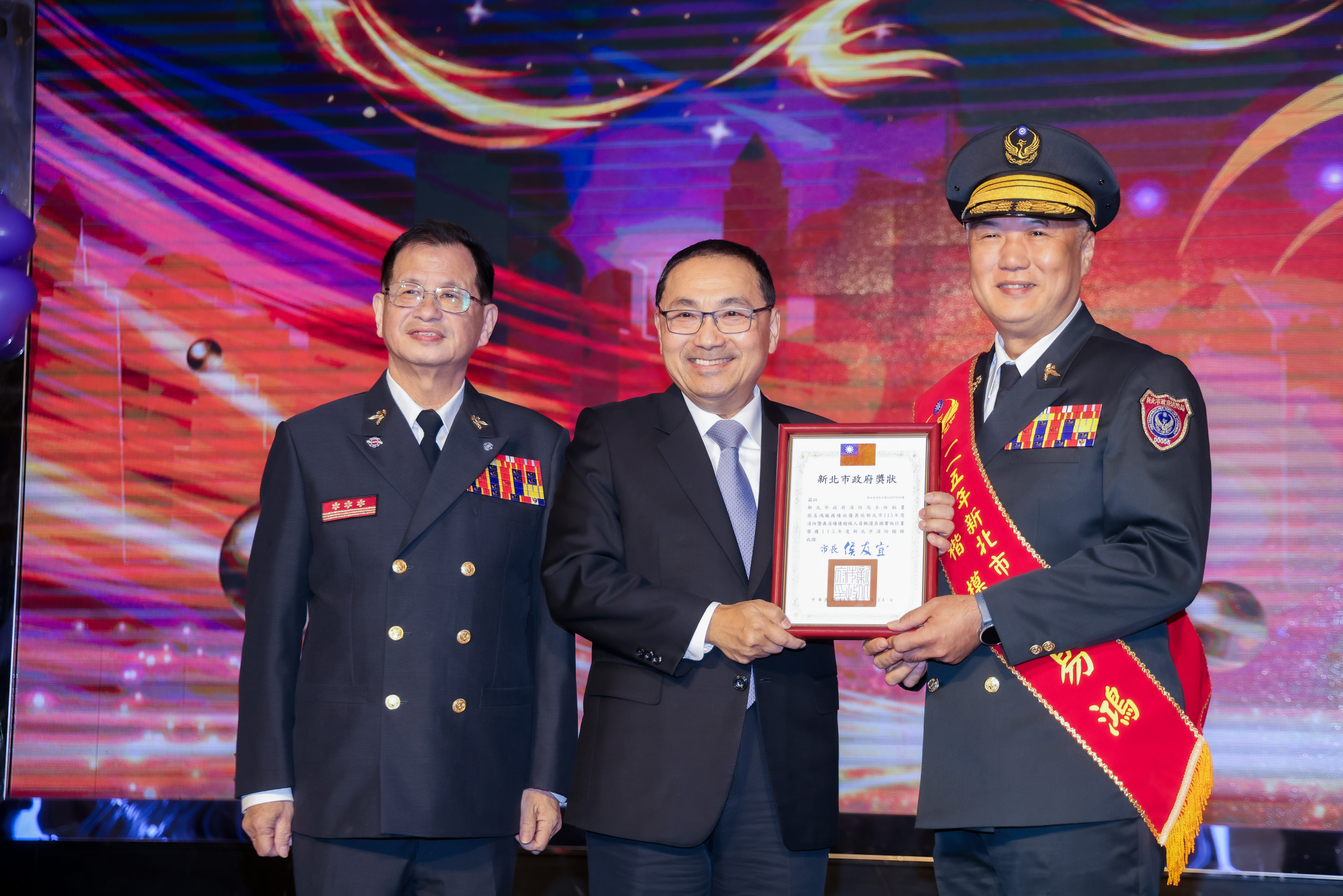 新北市長侯友宜一一頒獎感謝獲獎的消防與義消人員。