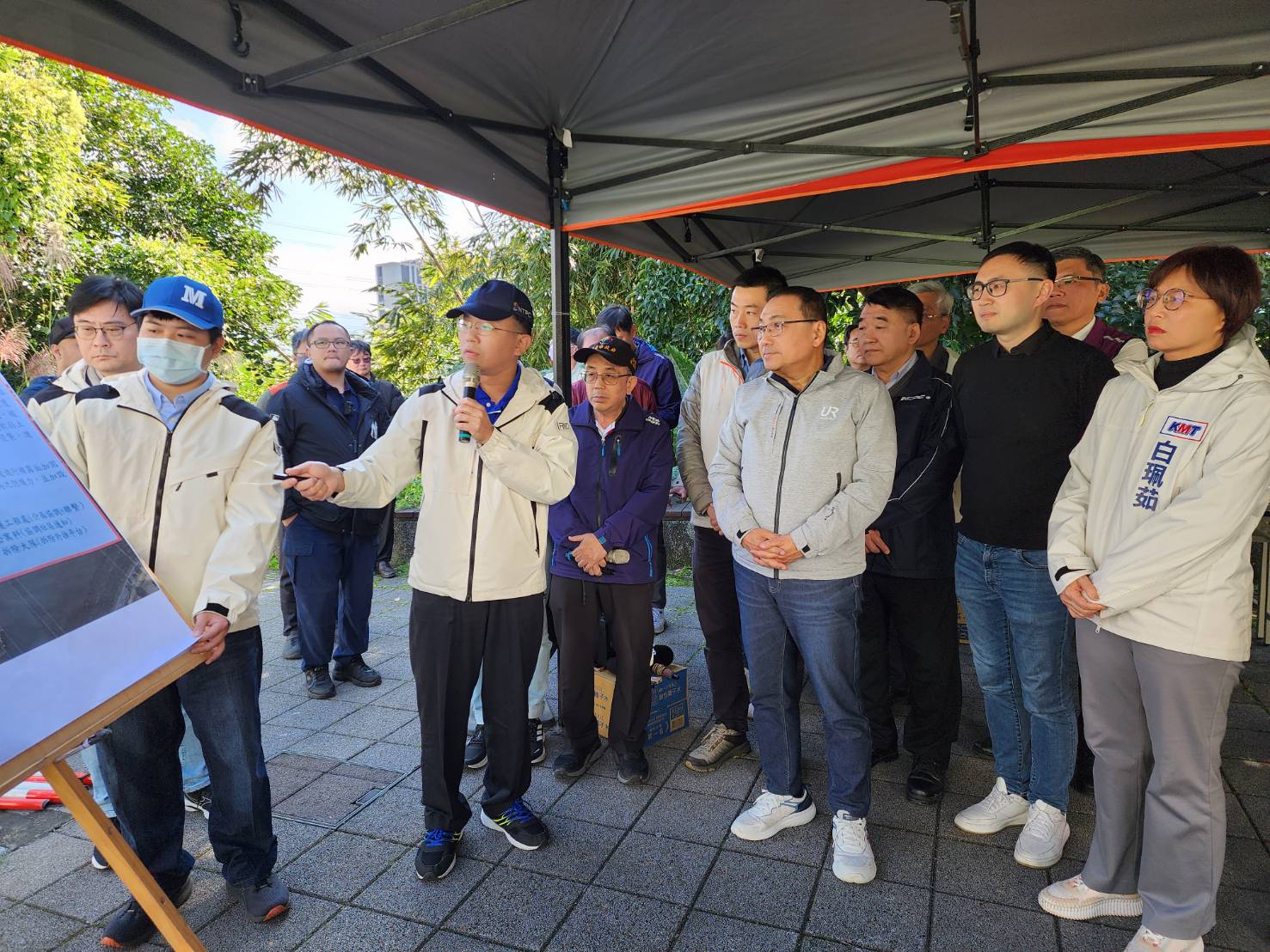 侯友宜市長(右四)視察並聽取汐止康寧街邊坡滑落、伯爵街14巷路面復建工程的簡報。