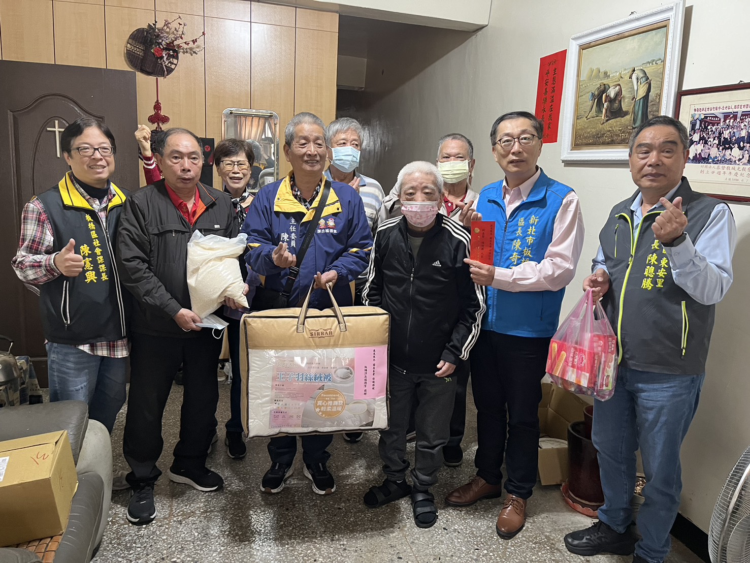 1.板橋區公所媒合在地宮廟發起關懷獨居長者行動