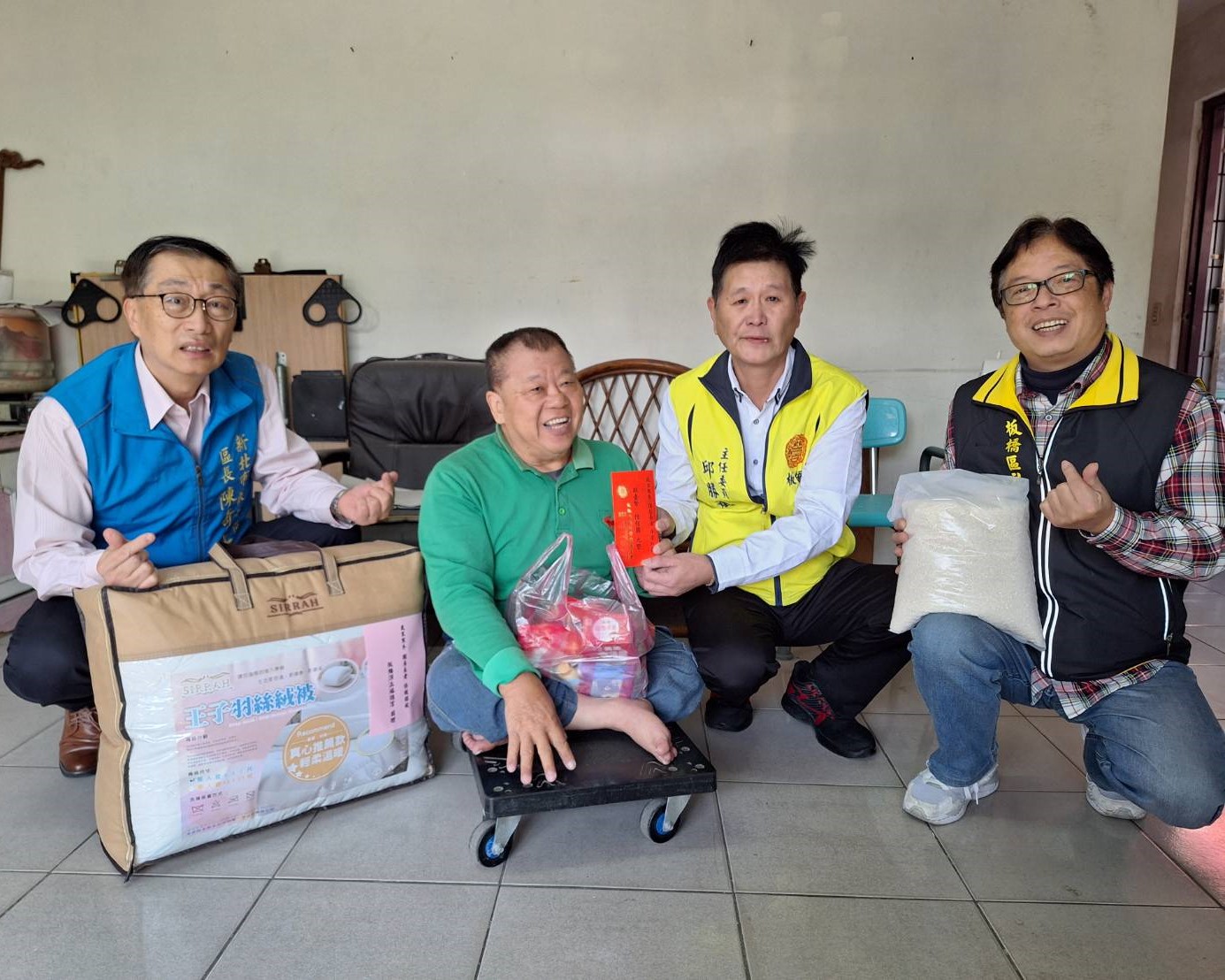 3.陳區長與慈后宮主委邱勝斌(右2)共同關懷行動不便的低收獨居長者許先生，並致贈平安紅包與羽絨被