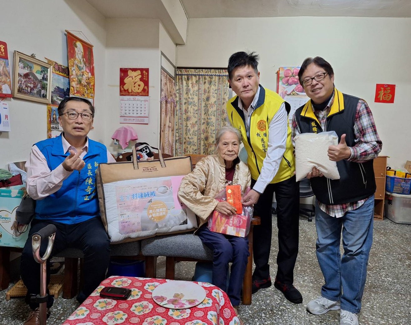 4.陳區長與慈后宮主委邱勝斌(右2)關懷低收獨居長者何老阿嬤，並致贈平安紅包與羽絨被