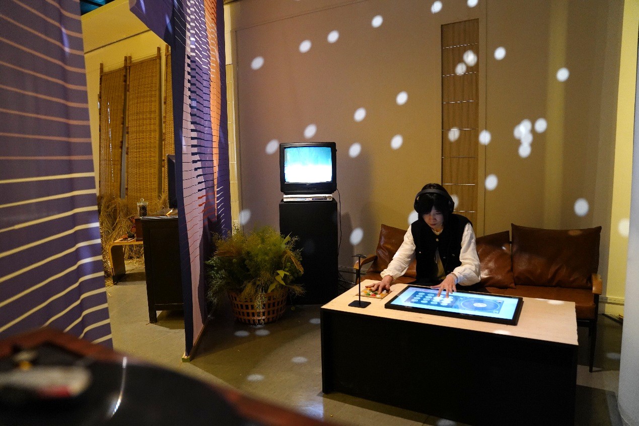 2.《新北隱客拾光》與3位藝術家共同策劃互動式體驗，其中和Puzzleman的合作，讓民眾現場進行創作，打造全新客家音樂。