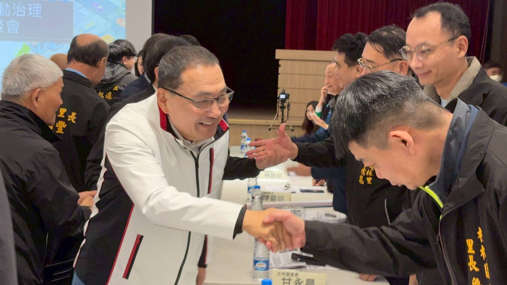 市長侯友宜與樹林區里長一一握手致意