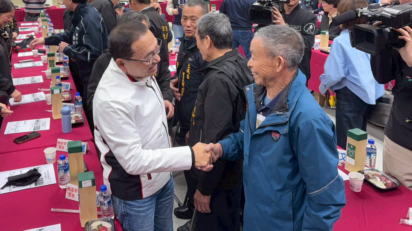 侯友宜市長與里長握手寒暄