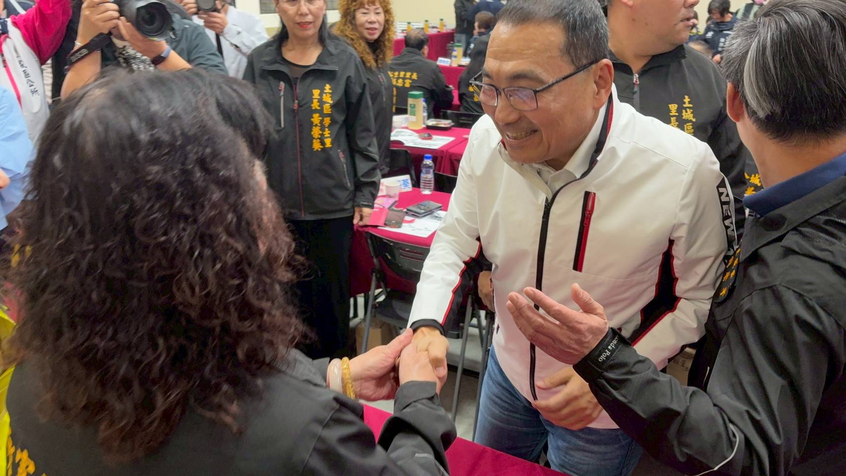 市長侯友宜與里長握手致意